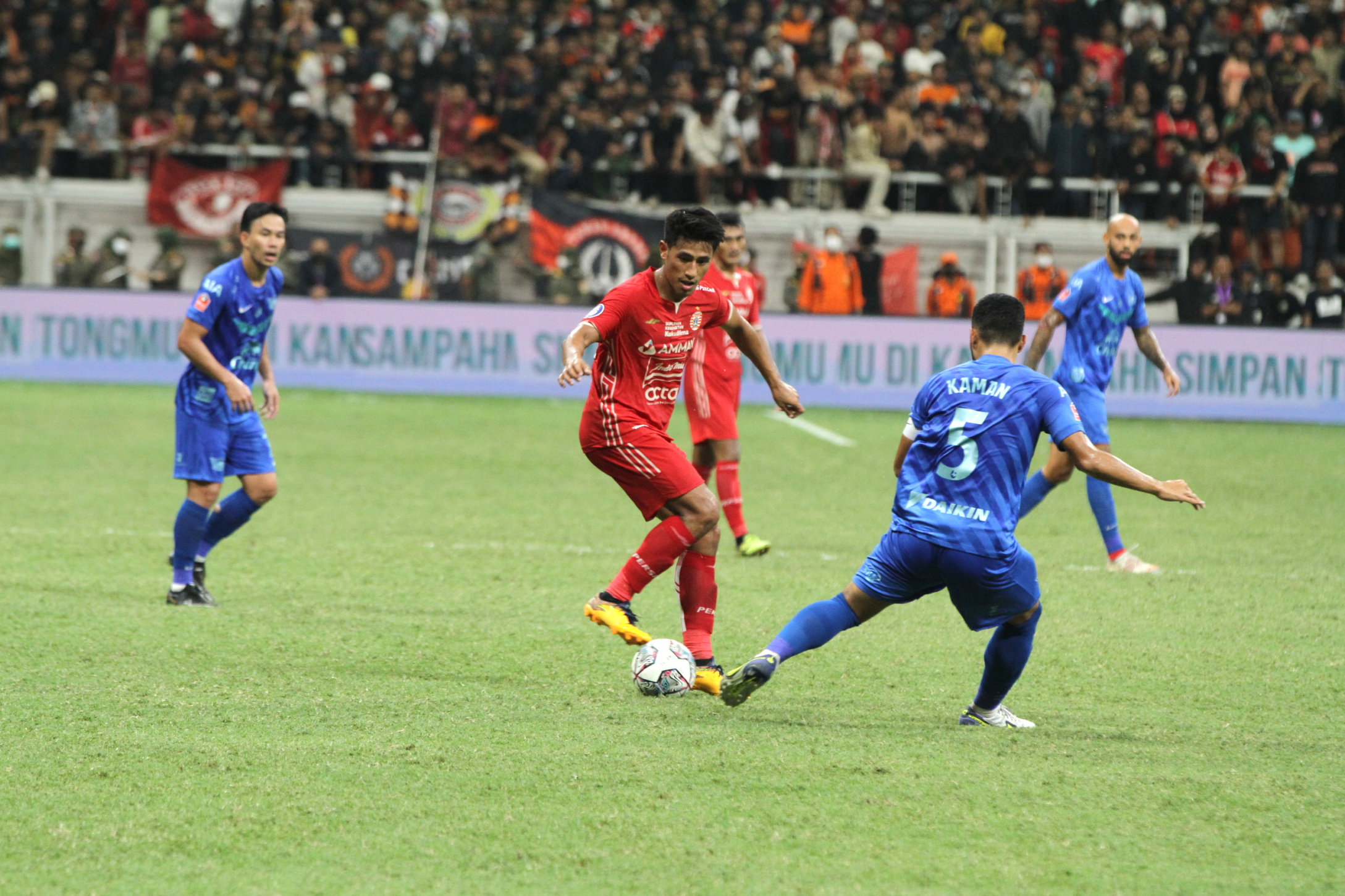 Striker Persija Rico Simanjuntak menahan imbang club Chonburi FC (Ashar/SinPo.id)