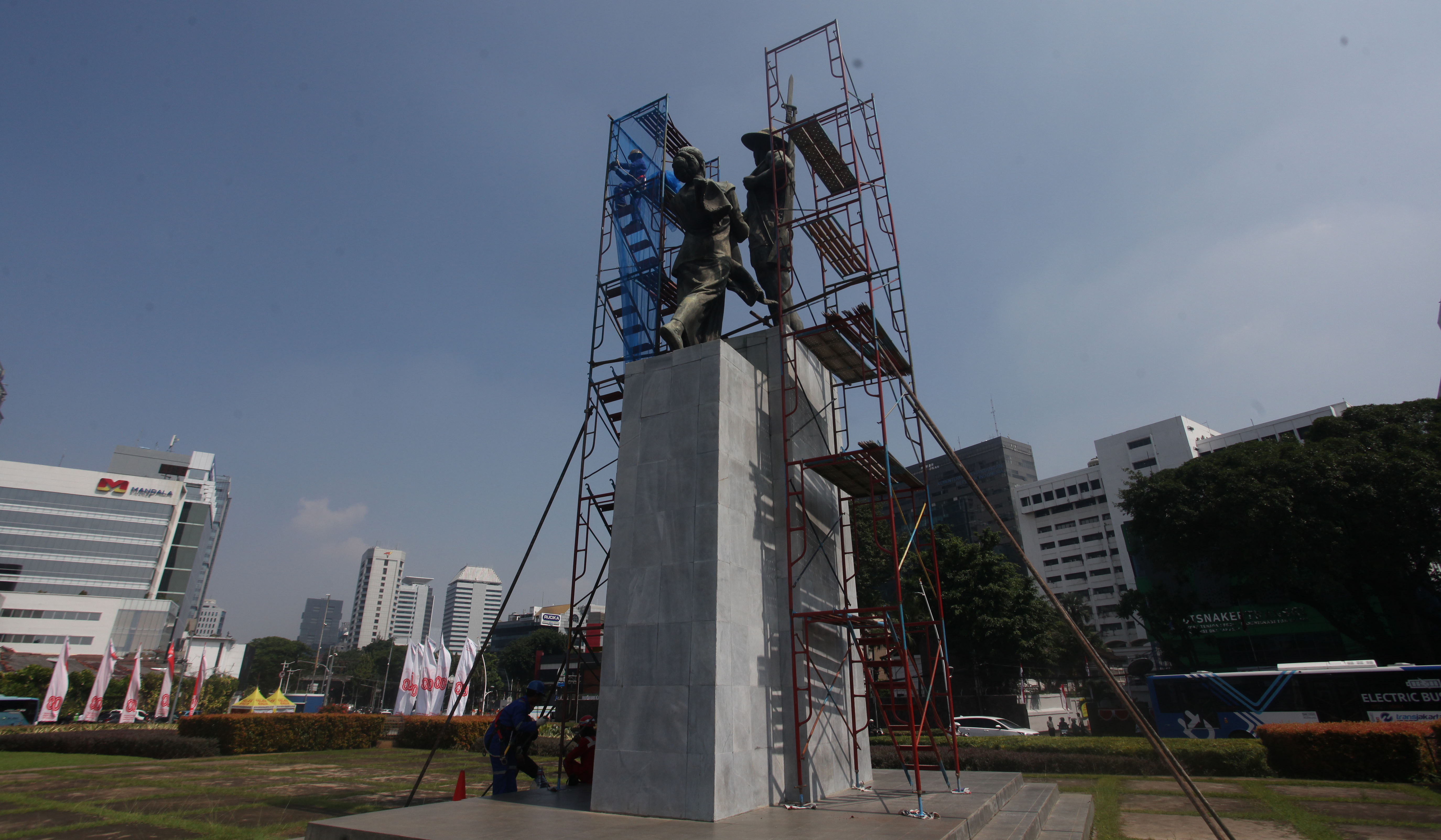 Perawatan patung Tugu Tani Jakarta. (Agus Priatna/SinPo.id)