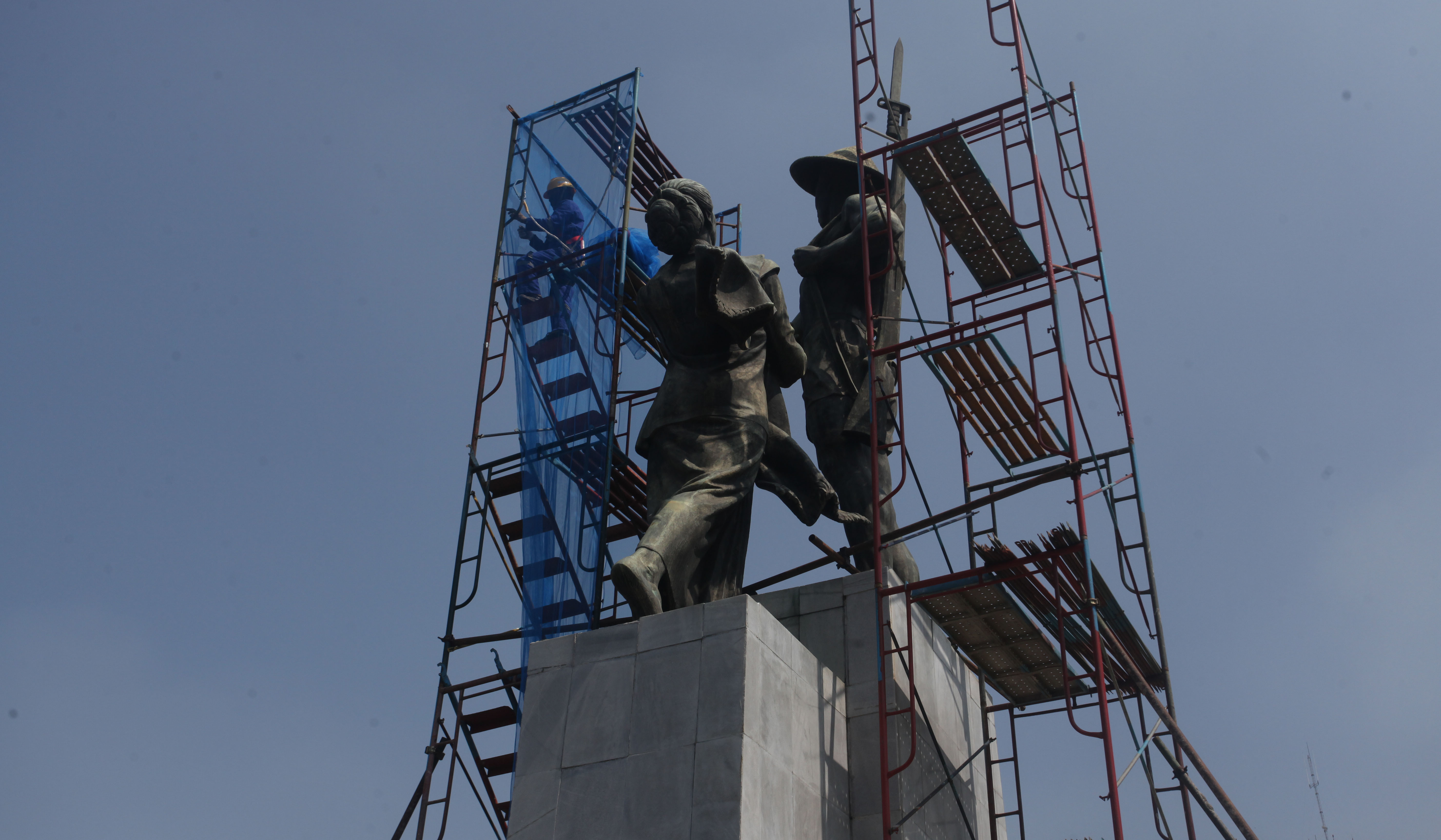 Perawatan patung Tugu Tani Jakarta. (Agus Priatna/SinPo.id)