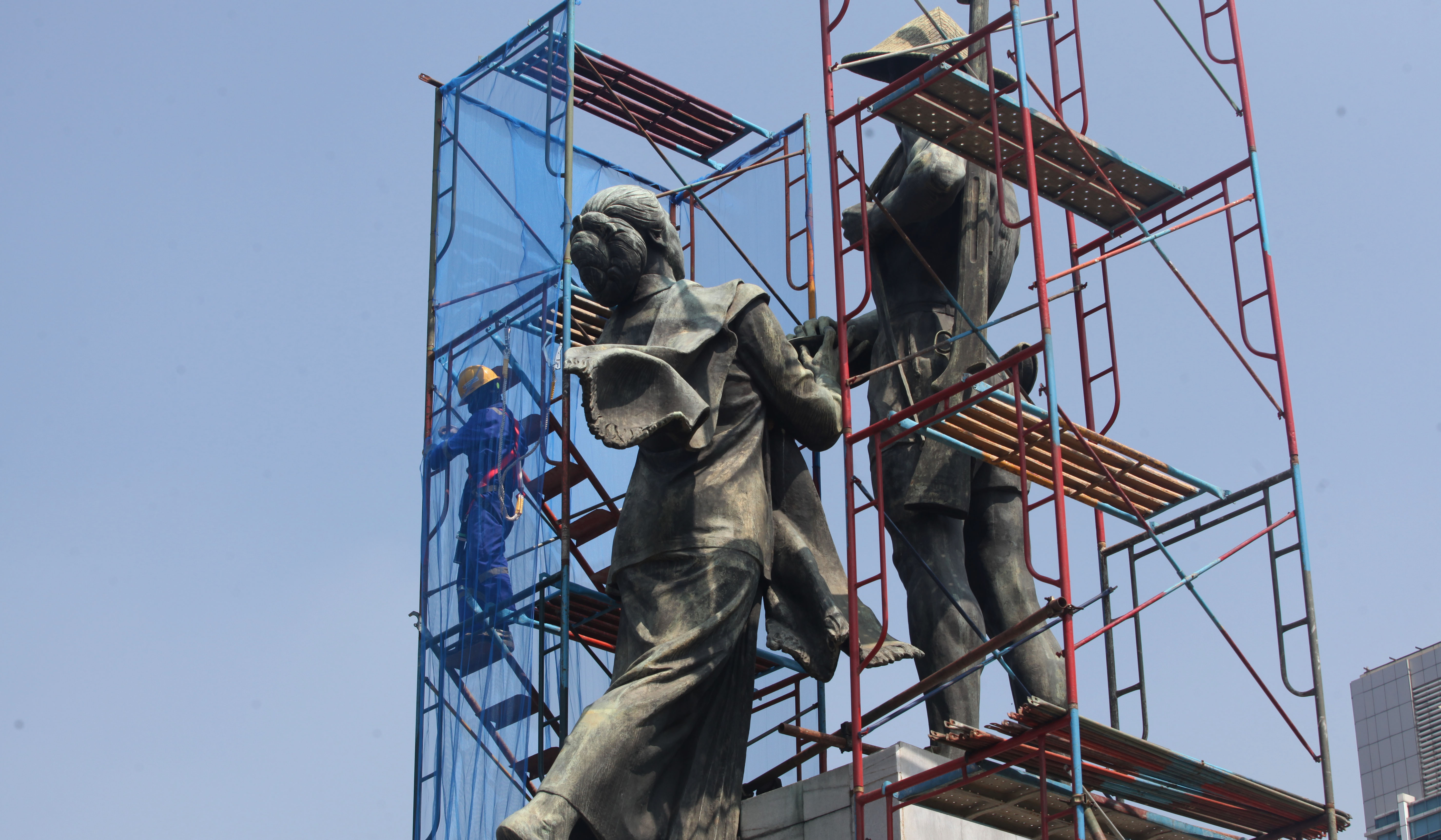 Perawatan patung Tugu Tani Jakarta. (Agus Priatna/SinPo.id)