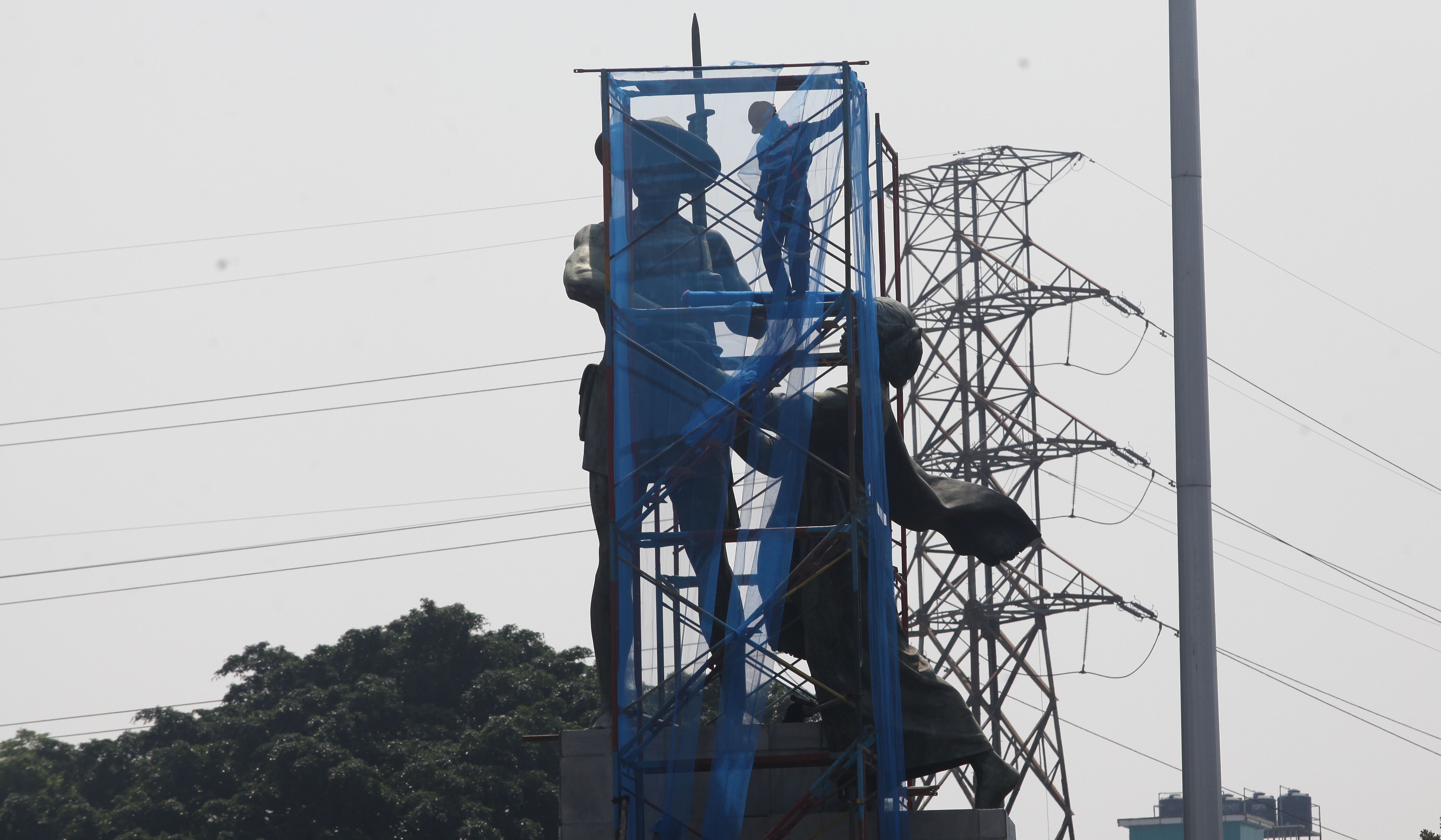 Perawatan patung Tugu Tani Jakarta. (Agus Priatna/SinPo.id)