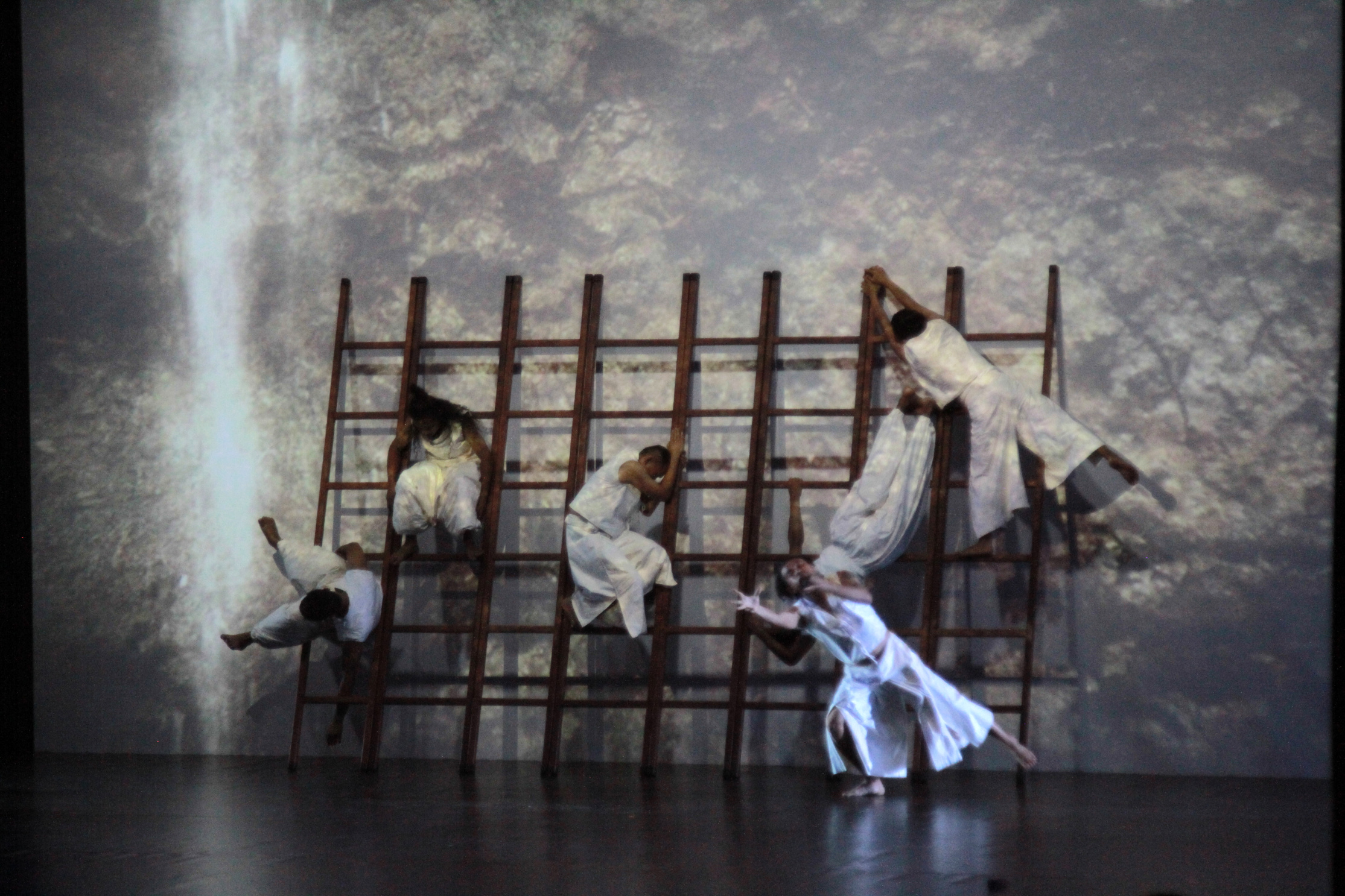 Pementasan Teater Under The Vulcano (Ashar/SinPo.id)