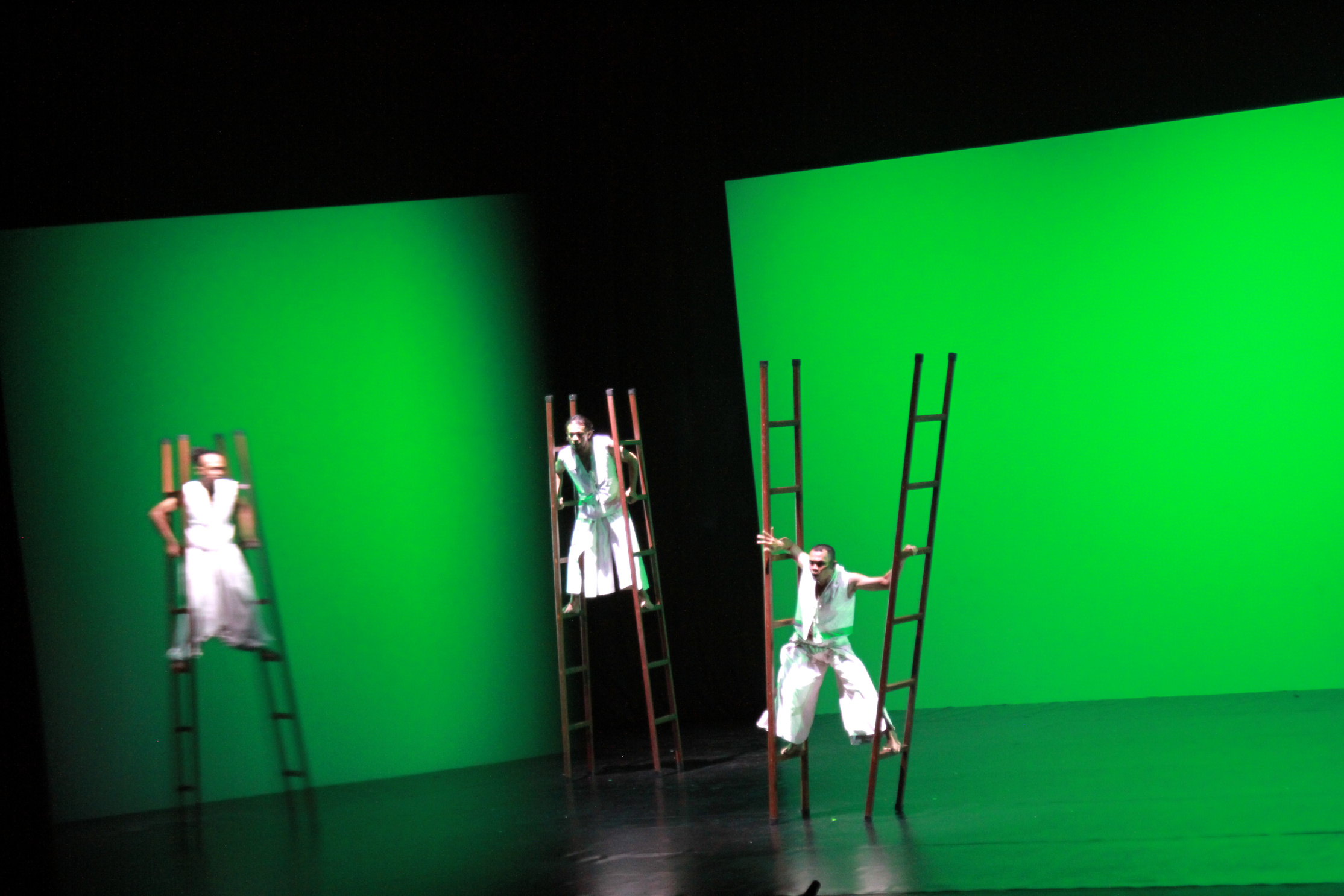 Pementasan Teater Under The Vulcano (Ashar/SinPo.id)