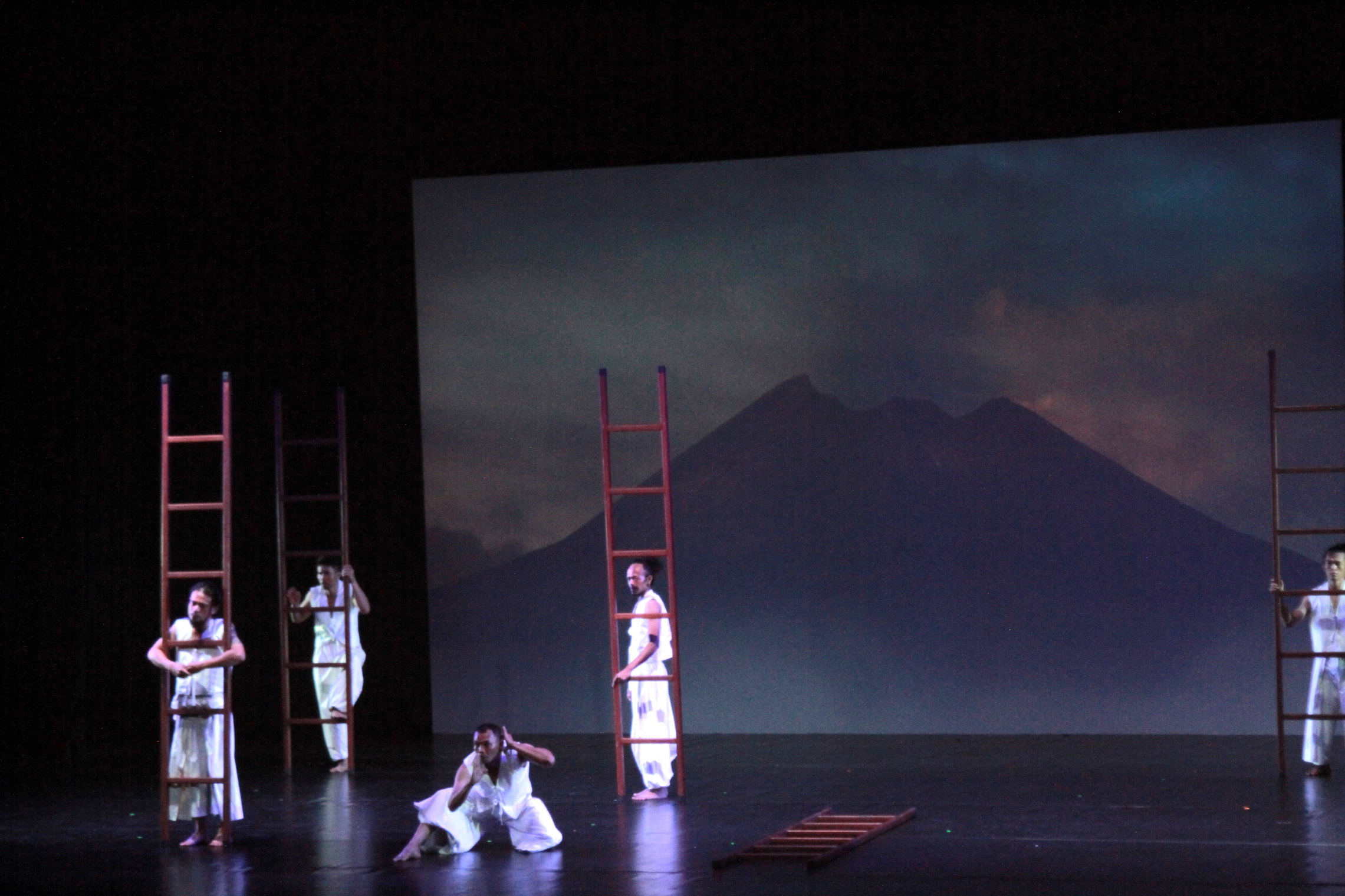 Pementasan Teater Under The Vulcano (Ashar/SinPo.id)