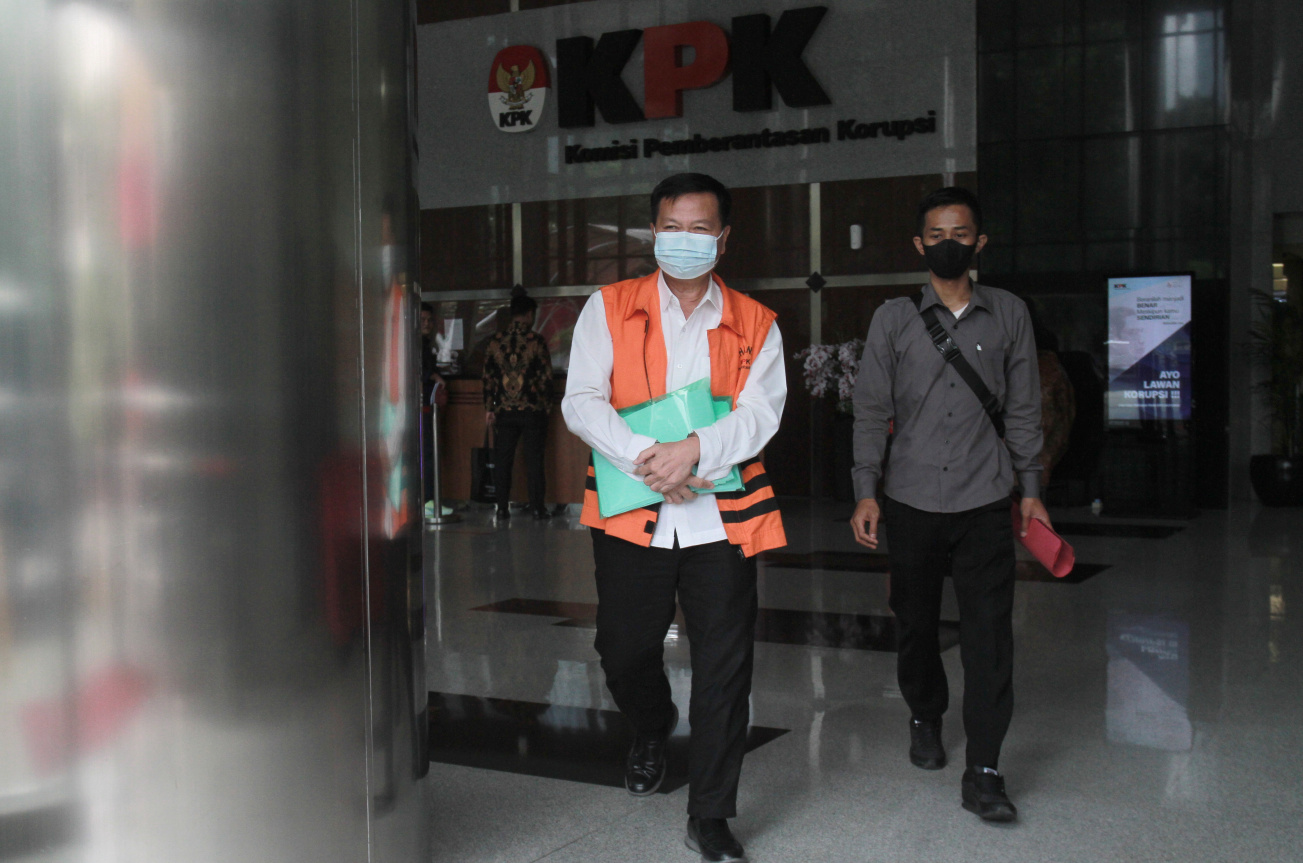 Tersangka mantan Kepala Kantor Wilayah BPN Riau M Syahrir setelah menjalanj pemeriksaan di Gedung Merah Putih KPK (Ashar/SinPo.id)