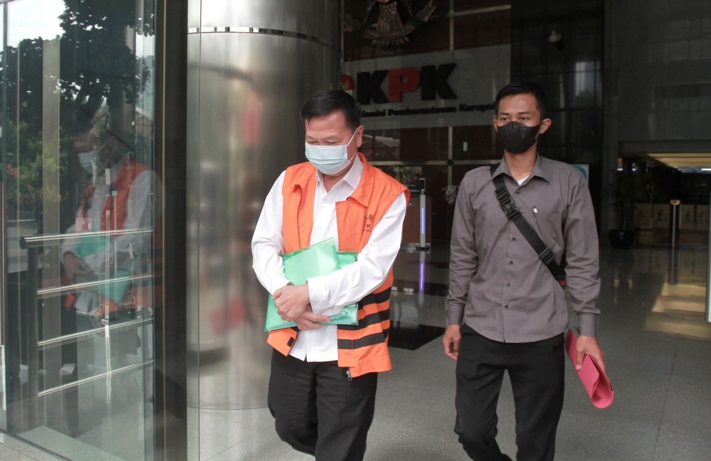 Tersangka mantan Kepala Kantor Wilayah BPN Riau M Syahrir setelah menjalanj pemeriksaan di Gedung Merah Putih KPK (Ashar/SinPo.id)