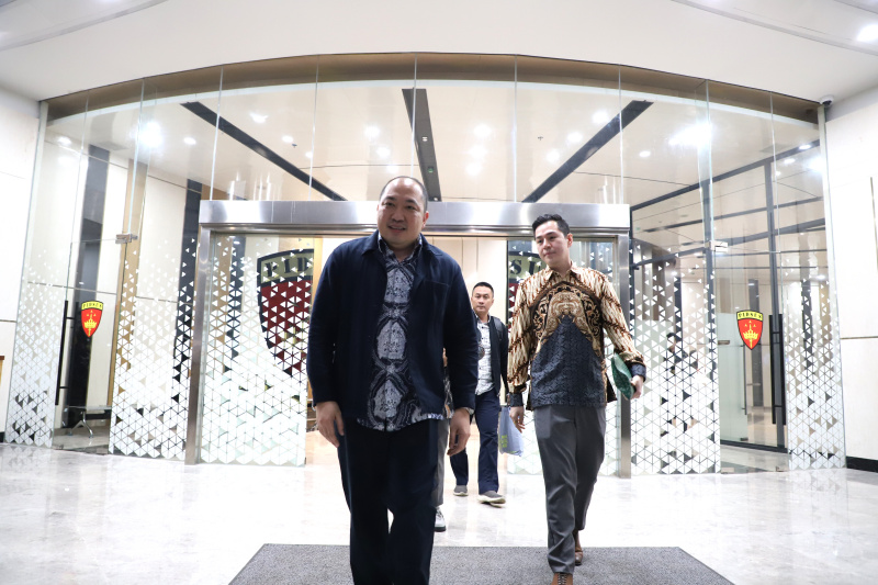 Direktur Sritex Iwan Kurniawan Lukminto setelah menjalani pemeriksaan keempat oleh kejagung terkait kasusPT Sritex yang merugikan negara Rp.692 miliar (Ashar/SinPo.id)