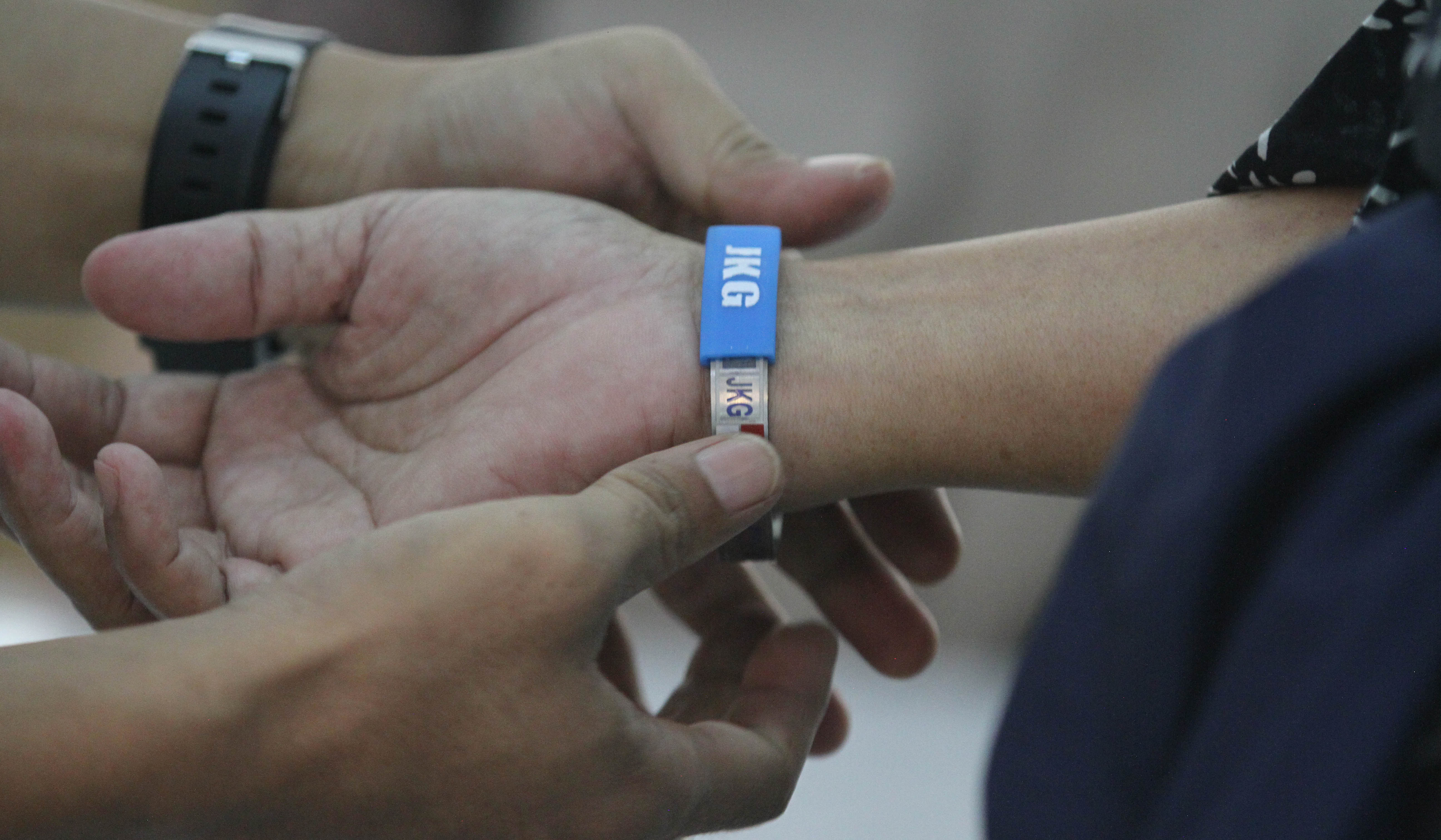 Pemeriksaan kesehatan calhaj di Asrama Haji Pondok Gede. (Agus Priatna/SinPo.id)