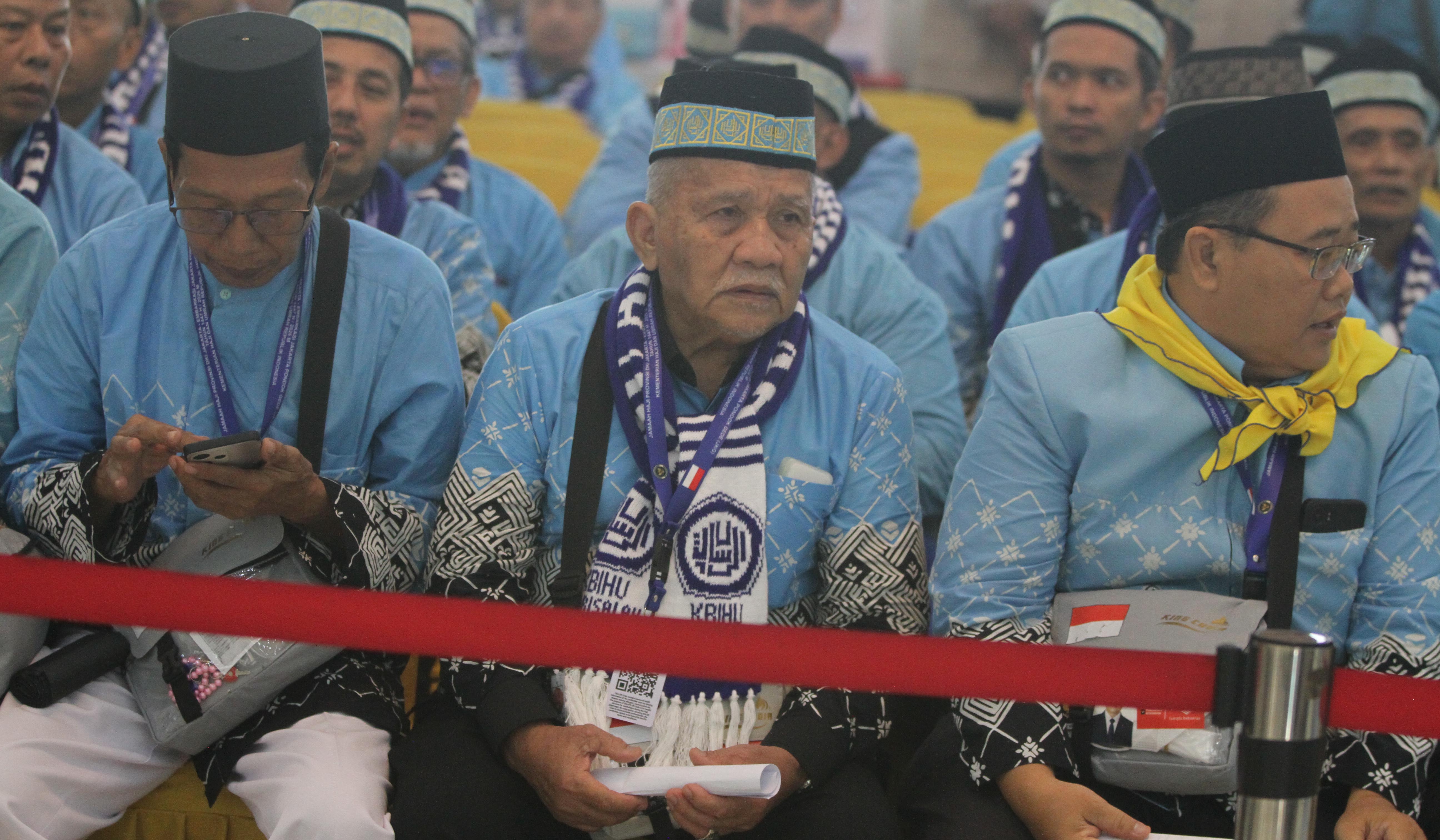 Pemeriksaan kesehatan calhaj di Asrama Haji Pondok Gede. (Agus Priatna/SinPo.id)