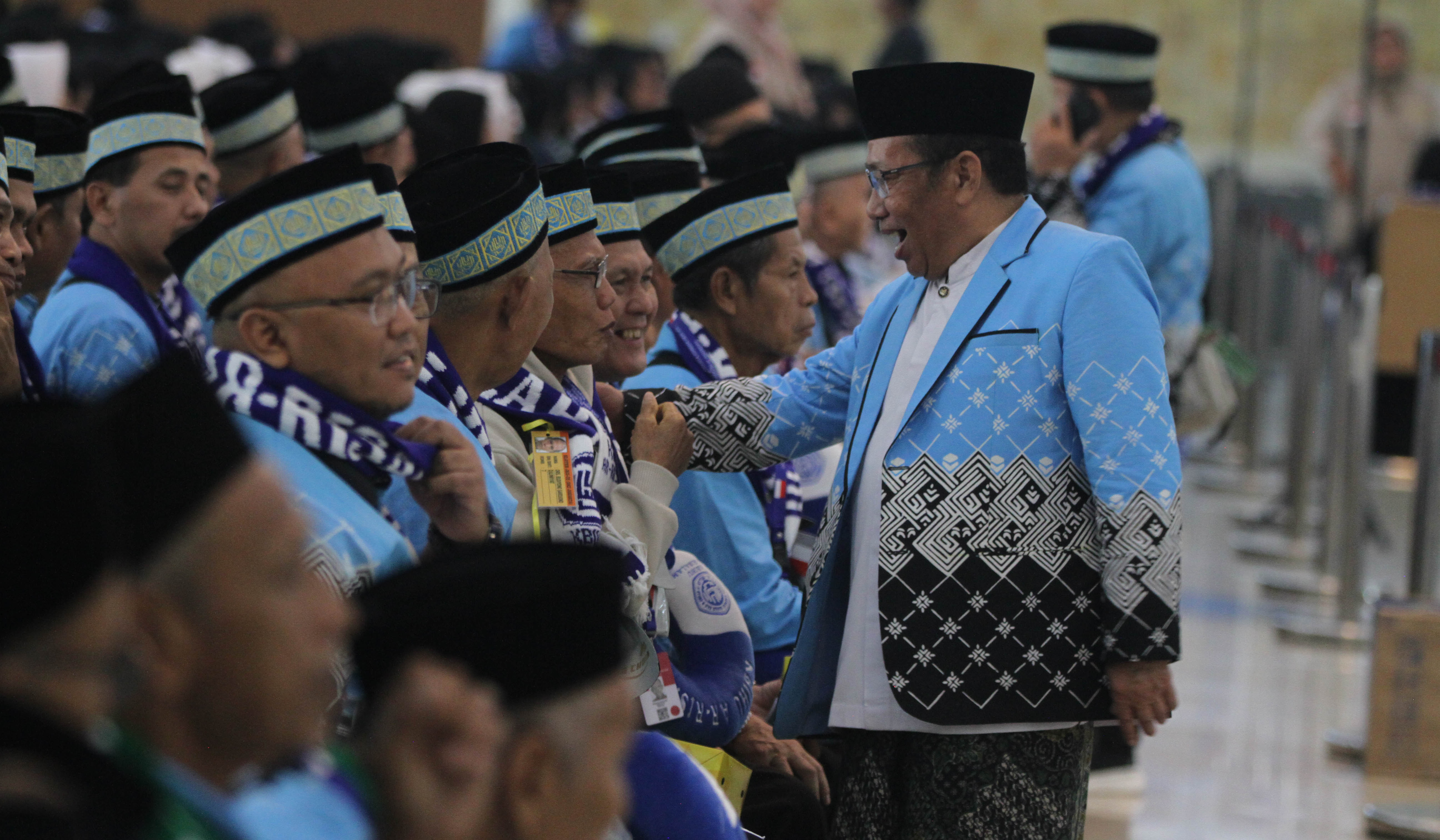 Pemeriksaan kesehatan calhaj di Asrama Haji Pondok Gede. (Agus Priatna/SinPo.id)