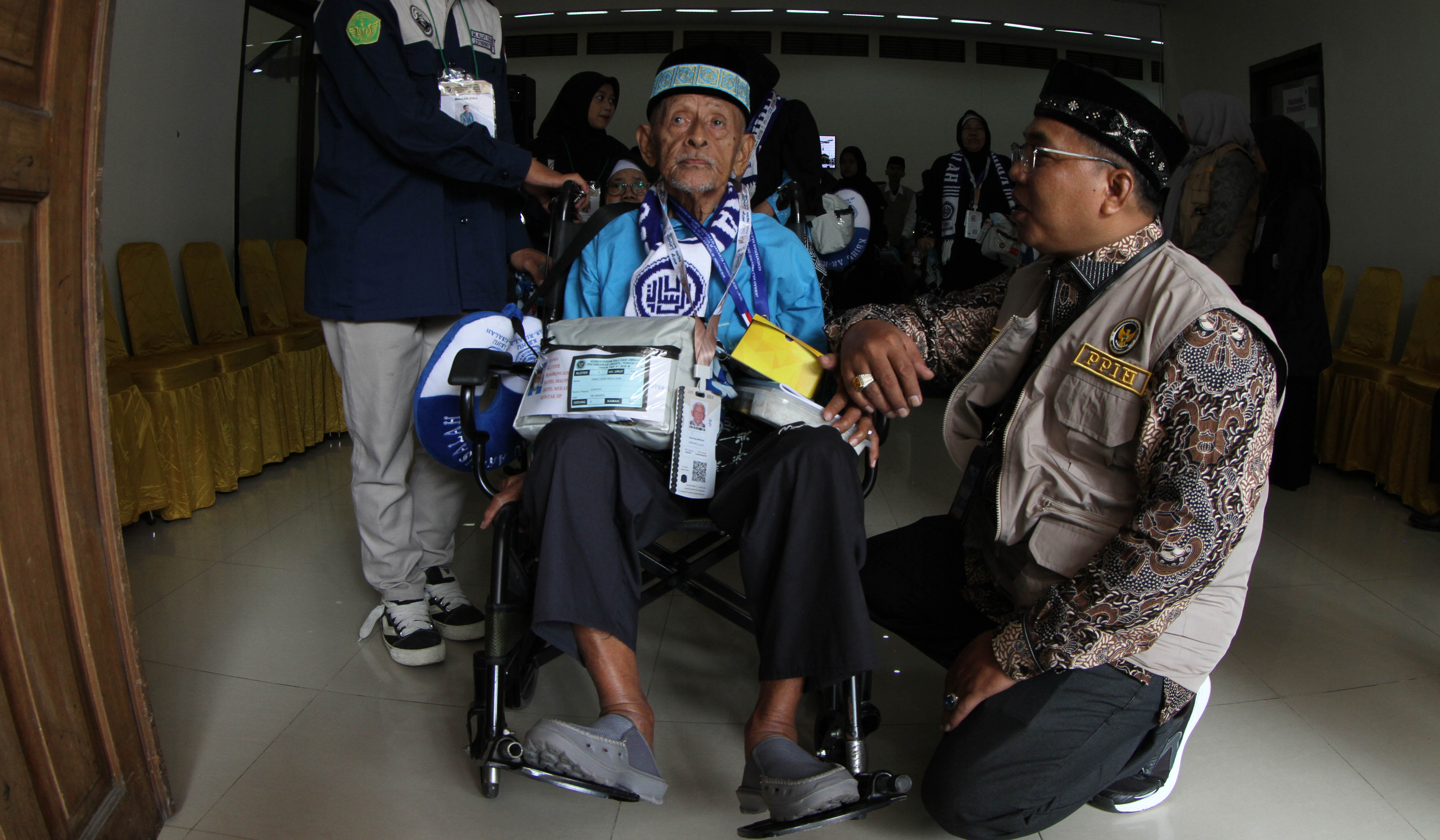 Pemeriksaan kesehatan calhaj di Asrama Haji Pondok Gede. (Agus Priatna/SinPo.id)