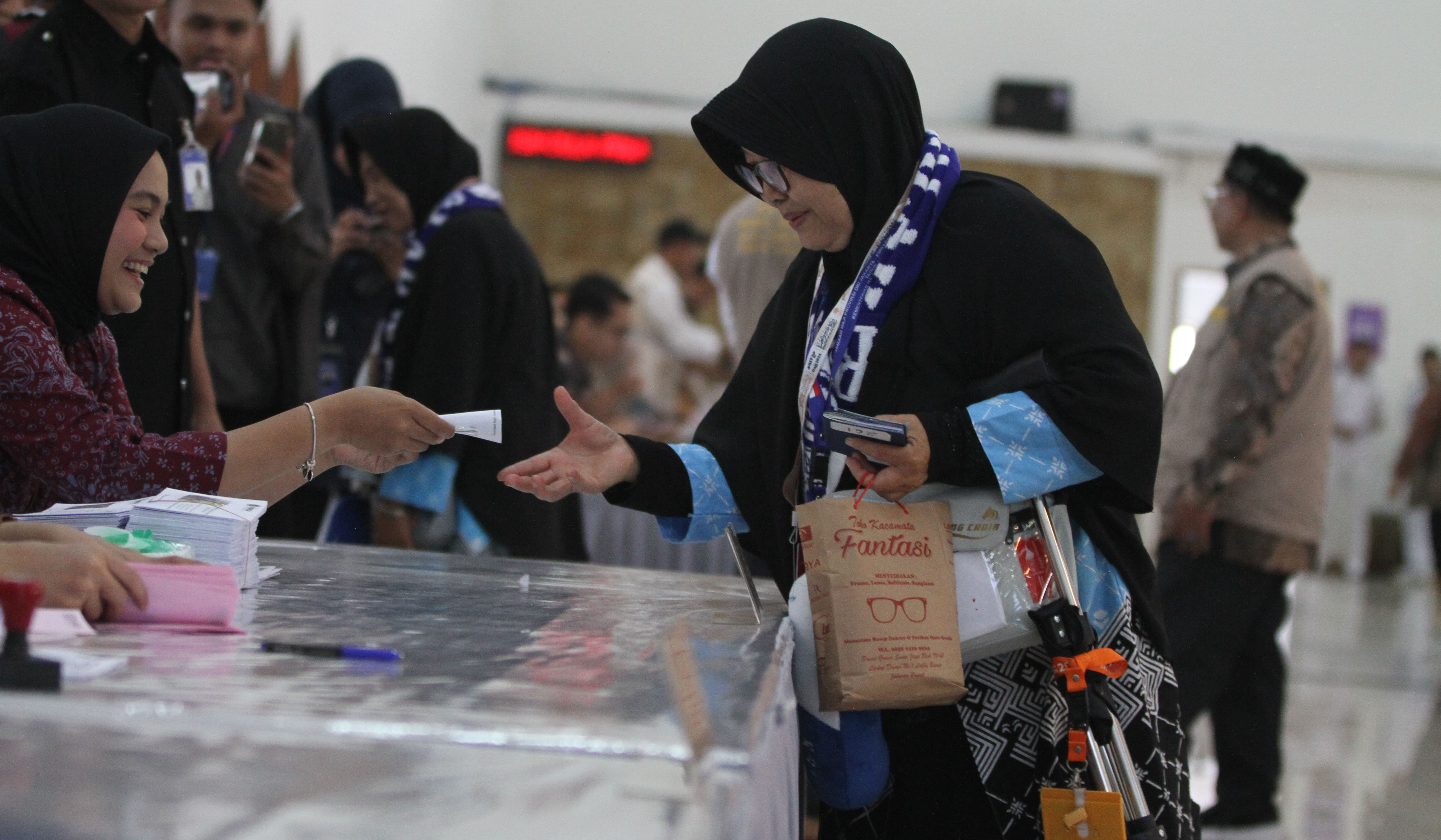 Pemeriksaan kesehatan calhaj di Asrama Haji Pondok Gede. (Agus Priatna/SinPo.id)