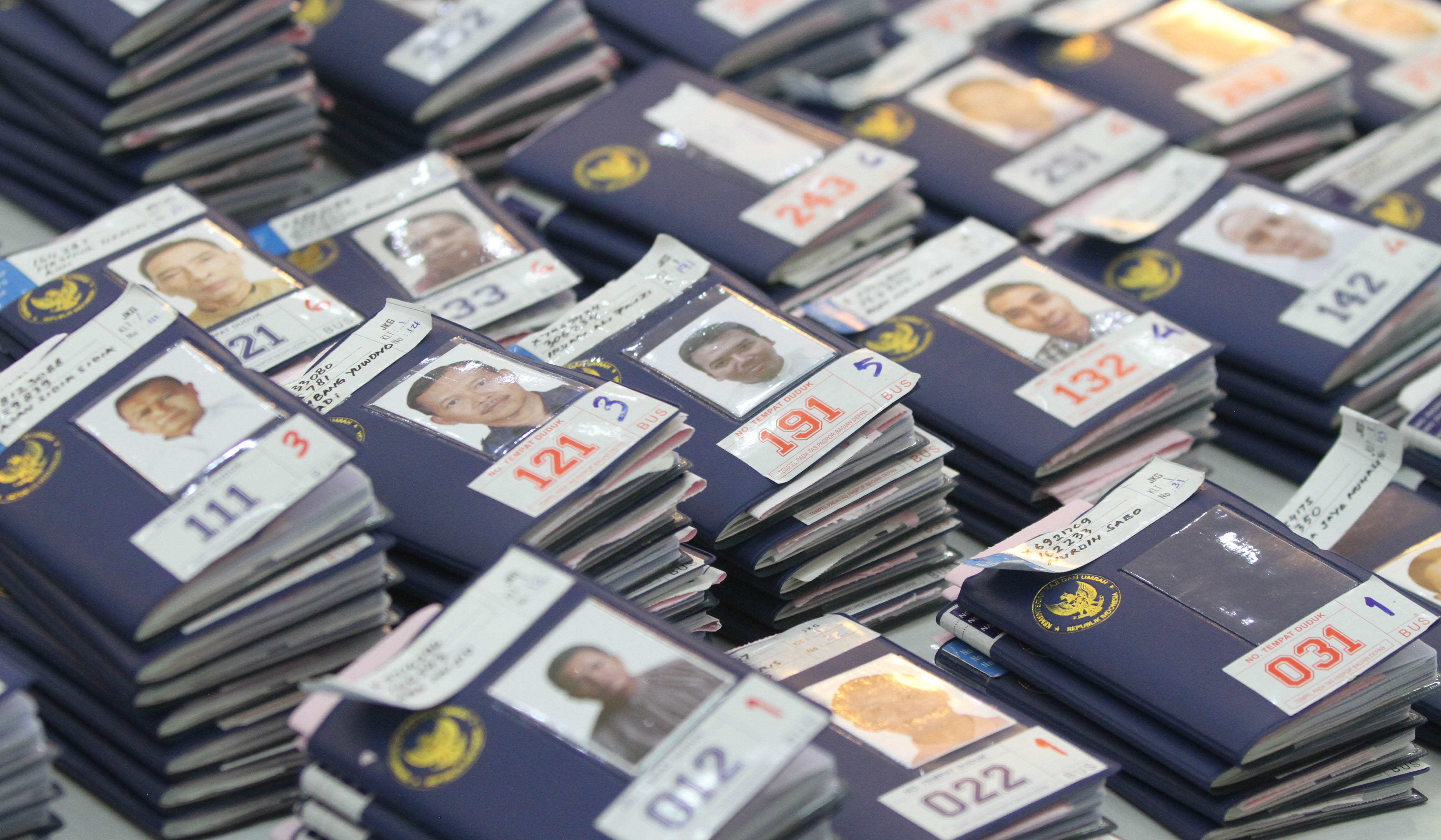 Pemeriksaan kesehatan calhaj di Asrama Haji Pondok Gede. (Agus Priatna/SinPo.id)