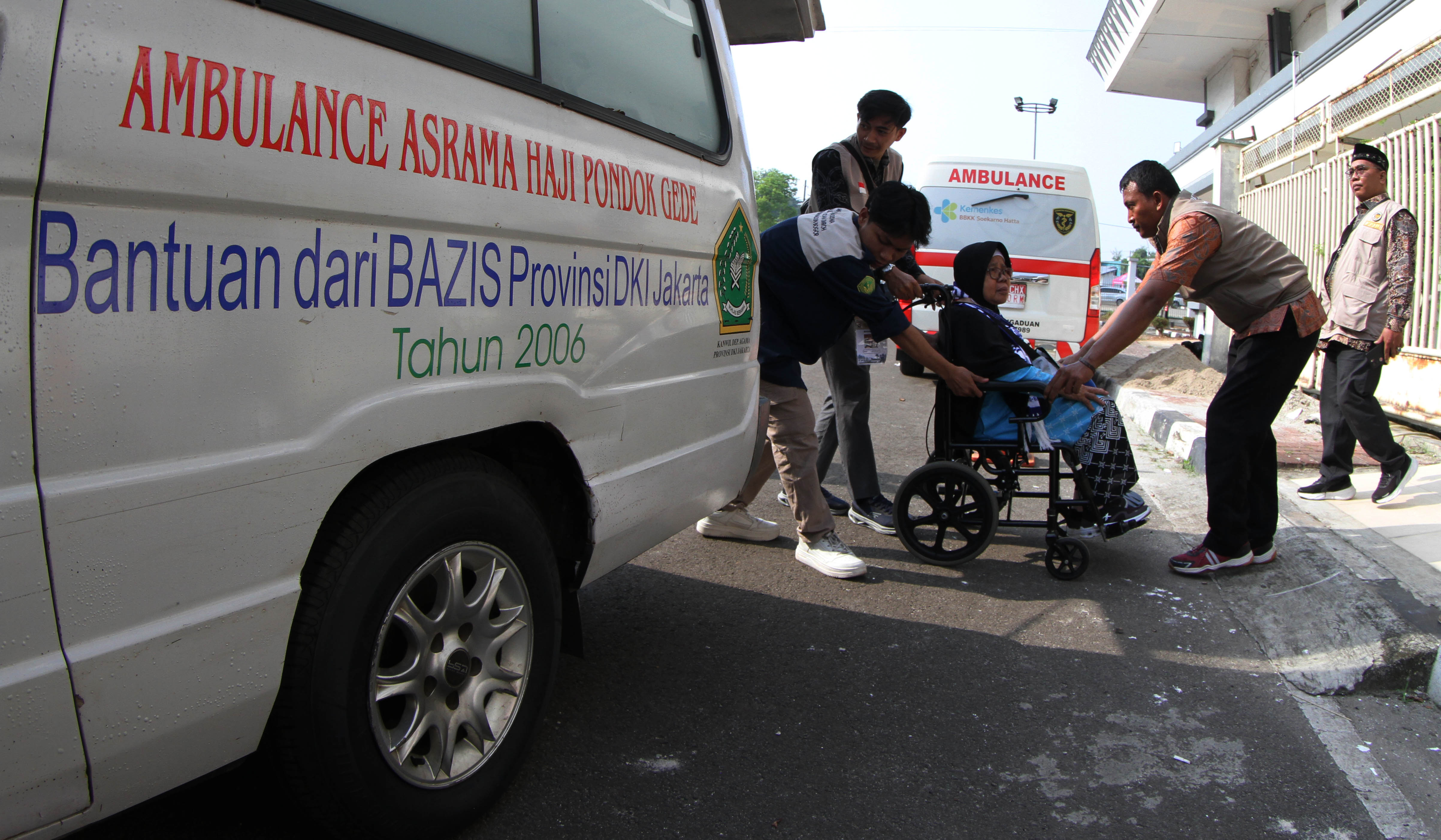 Pemeriksaan kesehatan calhaj di Asrama Haji Pondok Gede. (Agus Priatna/SinPo.id)