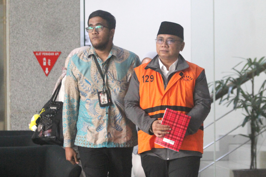 Eks Menteri Agama Yaqut Cholil Qoumas usai menjalani pemeriksaan oleh penyidik KPK (Ashar/SinPo.id)