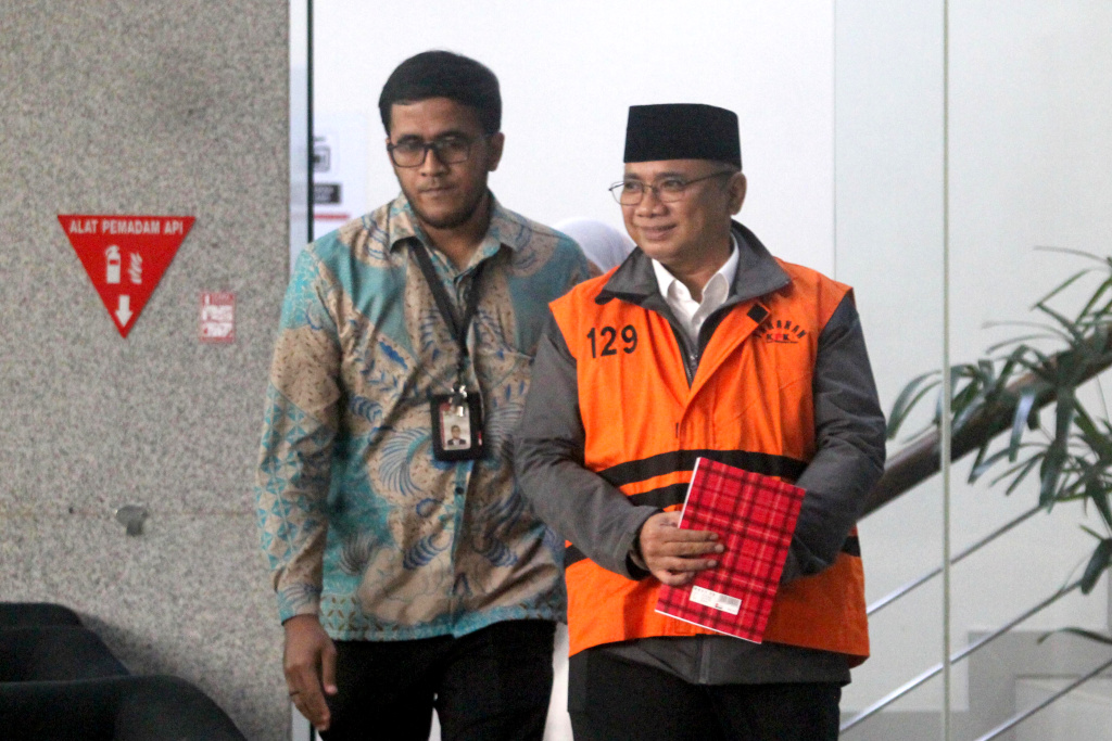 Eks Menteri Agama Yaqut Cholil Qoumas usai menjalani pemeriksaan oleh penyidik KPK (Ashar/SinPo.id)