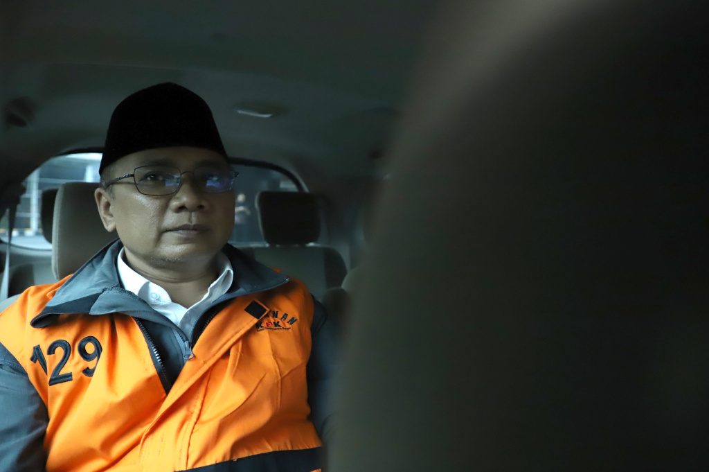Eks Menteri Agama Yaqut Cholil Qoumas usai menjalani pemeriksaan oleh penyidik KPK (Ashar/SinPo.id)