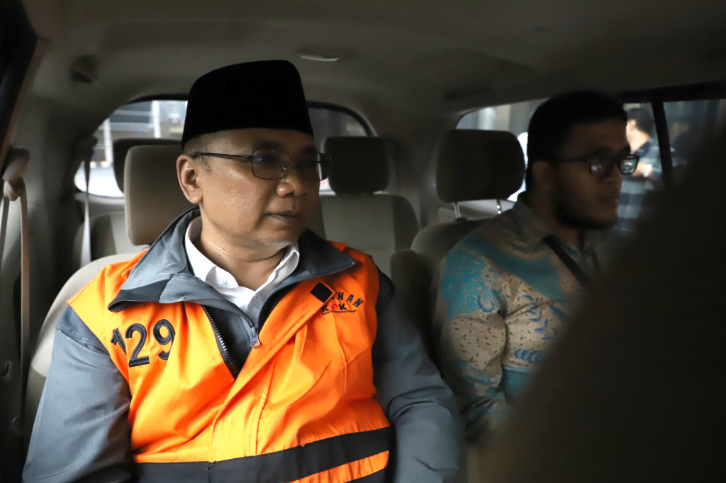 Eks Menteri Agama Yaqut Cholil Qoumas usai menjalani pemeriksaan oleh penyidik KPK (Ashar/SinPo.id)