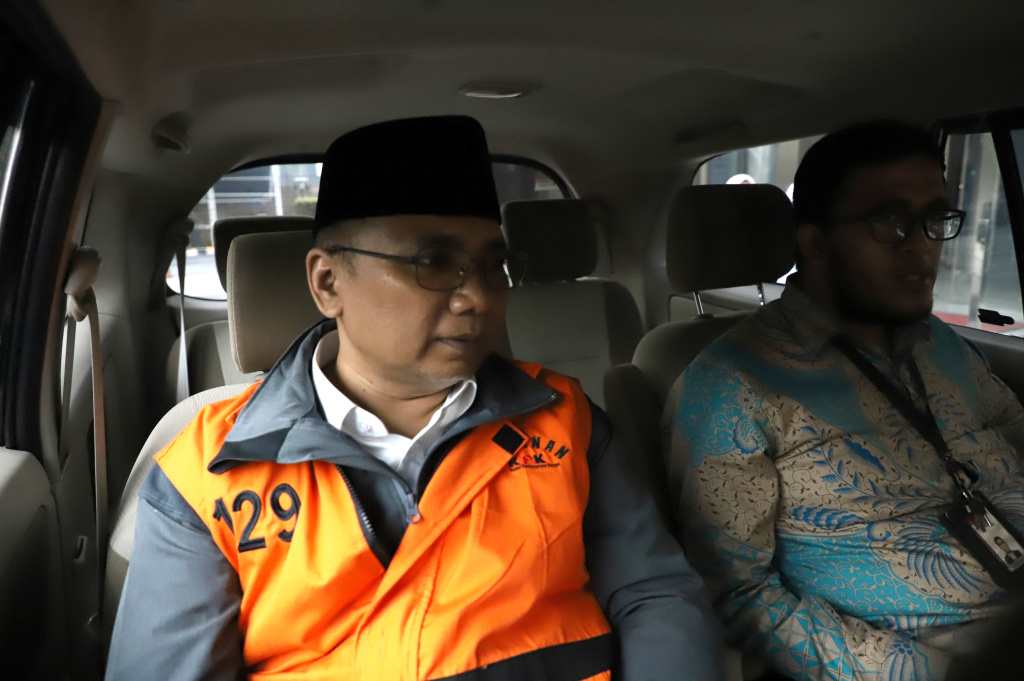 Eks Menteri Agama Yaqut Cholil Qoumas usai menjalani pemeriksaan oleh penyidik KPK (Ashar/SinPo.id)