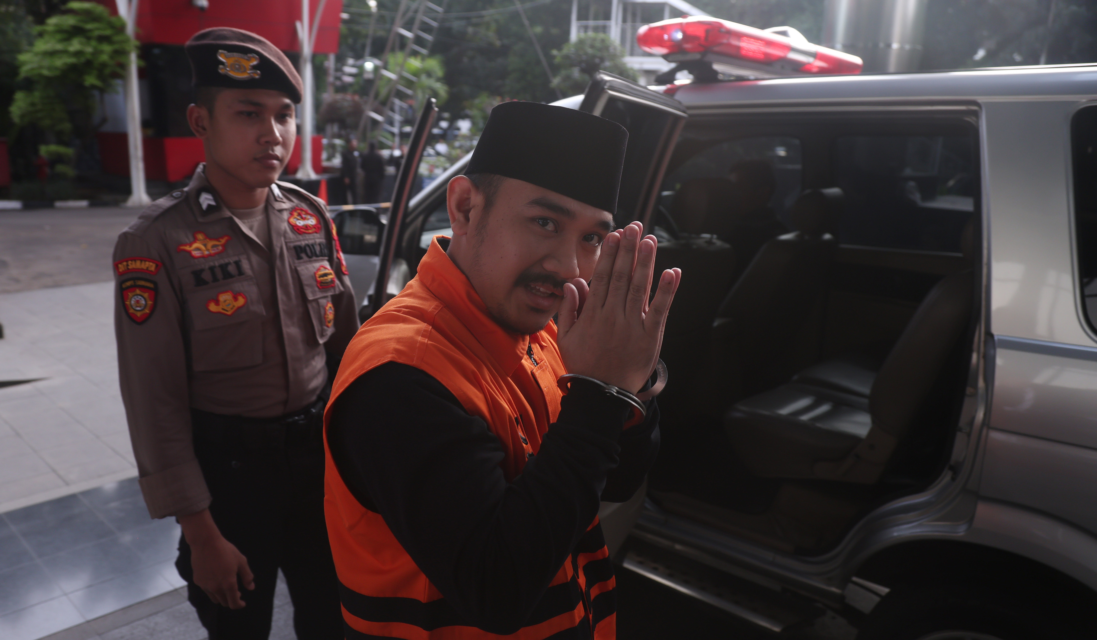 Bupati nonaktif Ade Kuswara Kunang, usai menjalani pemeriksaan lanjutan di KPK. (Agus Priatna/SinPo.id)