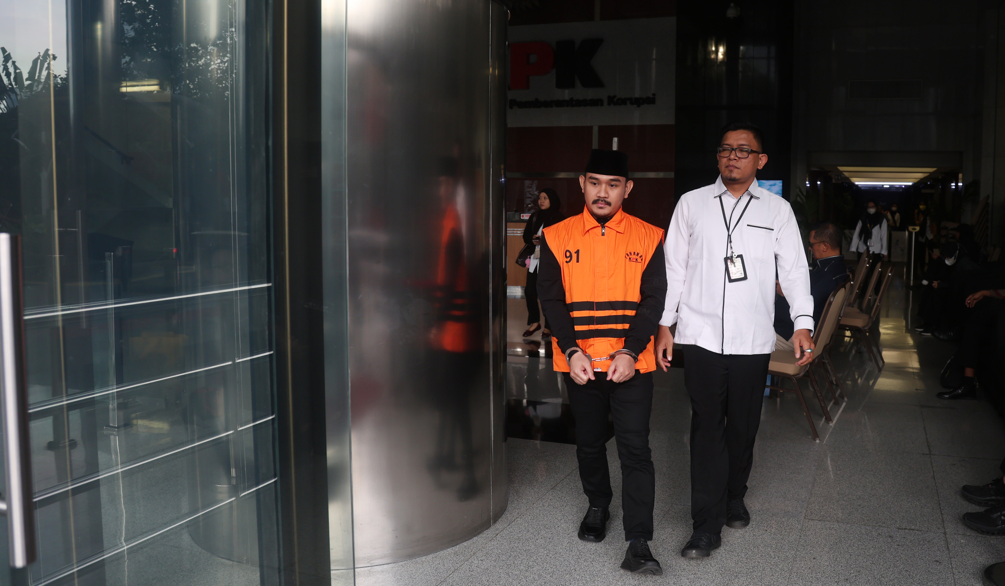 Bupati nonaktif Ade Kuswara Kunang, usai menjalani pemeriksaan lanjutan di KPK. (Agus Priatna/SinPo.id)