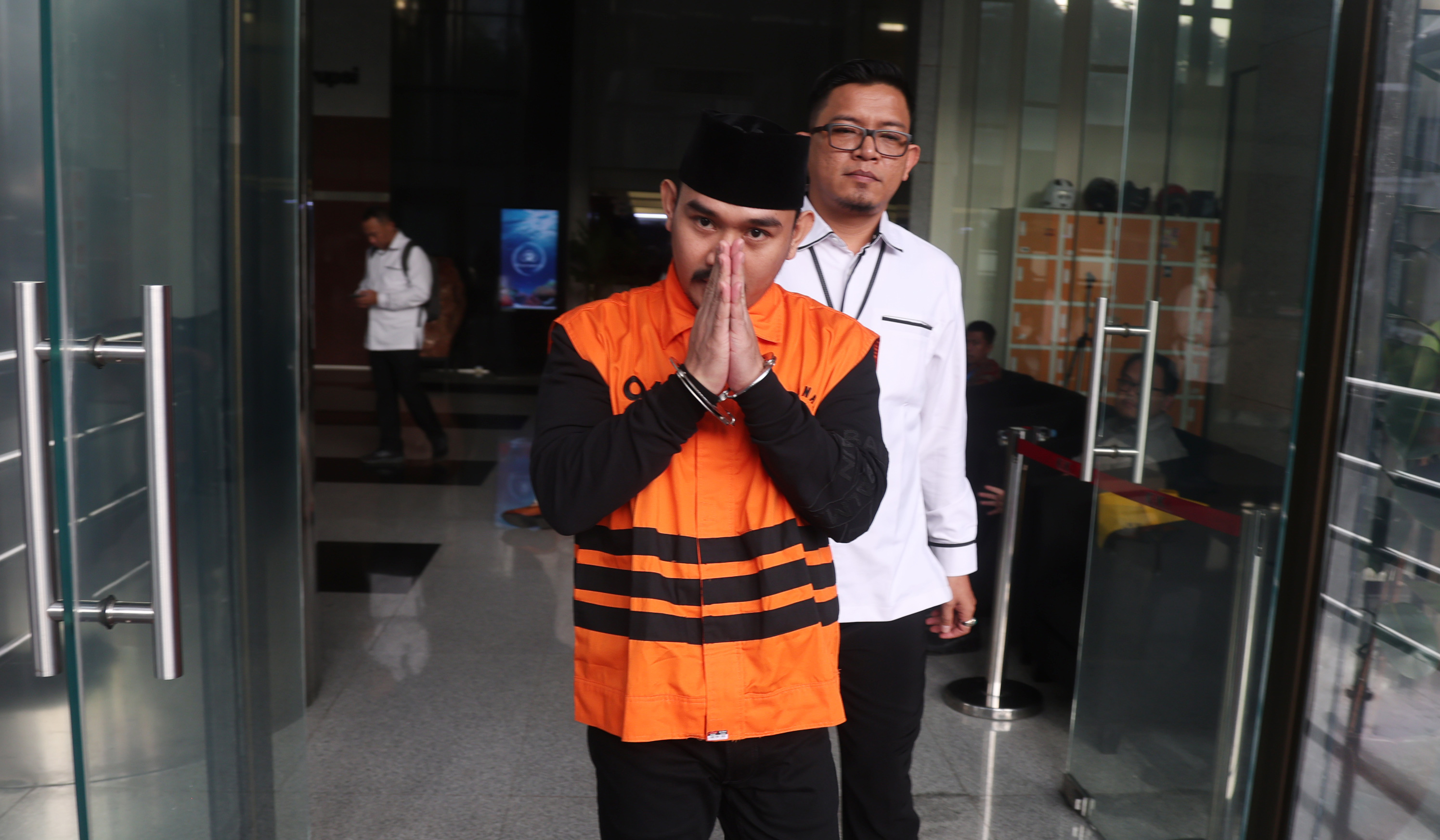 Bupati nonaktif Ade Kuswara Kunang, usai menjalani pemeriksaan lanjutan di KPK. (Agus Priatna/SinPo.id)