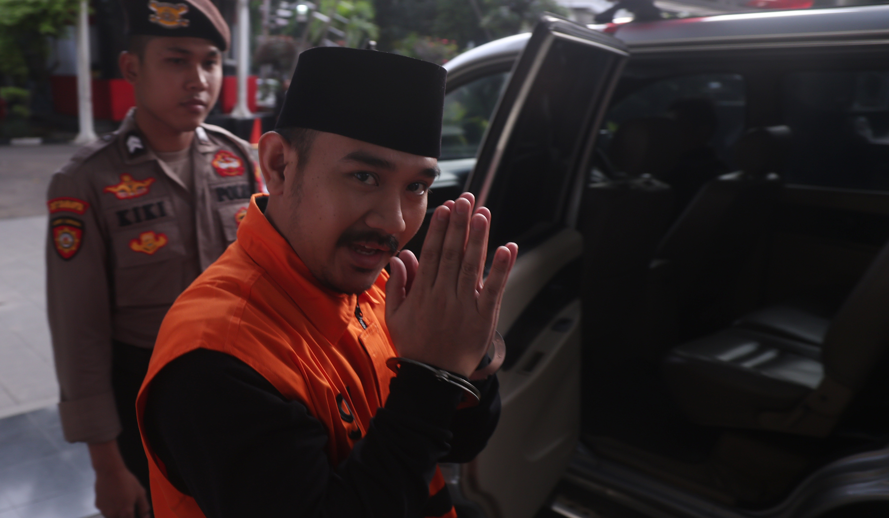 Bupati nonaktif Ade Kuswara Kunang, usai menjalani pemeriksaan lanjutan di KPK. (Agus Priatna/SinPo.id)