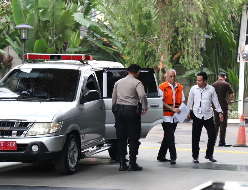 Tersangka kasus jual beli gas PT PGN dan PT IAE  Iswan Ibrahim menjalani pemeriksaan di gedung merah putih KPK (Ashar/SinPo.id)