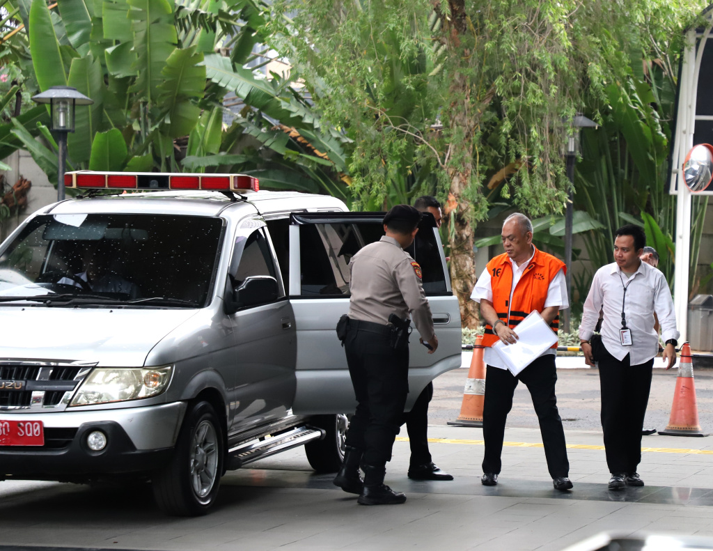 Tersangka kasus jual beli gas PT PGN dan PT IAE  Iswan Ibrahim menjalani pemeriksaan di gedung merah putih KPK (Ashar/SinPo.id)