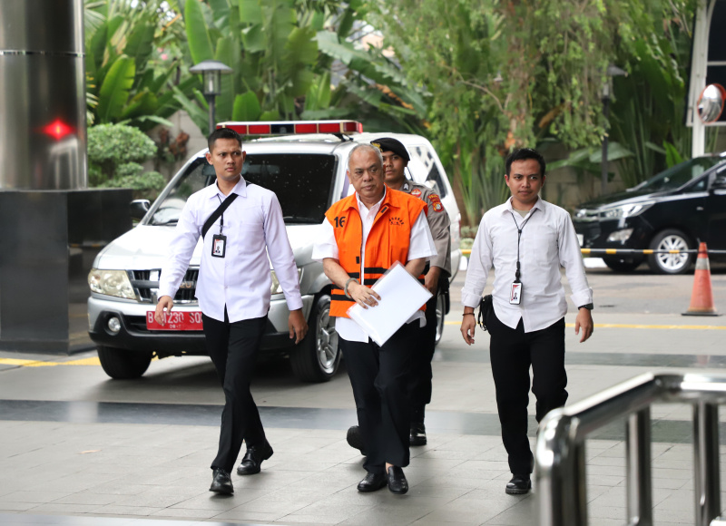 Tersangka kasus jual beli gas PT PGN dan PT IAE  Iswan Ibrahim menjalani pemeriksaan di gedung merah putih KPK (Ashar/SinPo.id)