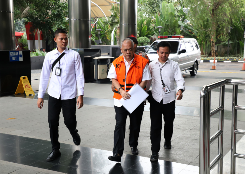 Tersangka kasus jual beli gas PT PGN dan PT IAE  Iswan Ibrahim menjalani pemeriksaan di gedung merah putih KPK (Ashar/SinPo.id)