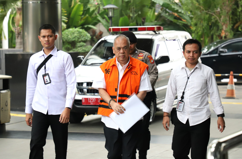 Tersangka kasus jual beli gas PT PGN dan PT IAE  Iswan Ibrahim menjalani pemeriksaan di gedung merah putih KPK (Ashar/SinPo.id)