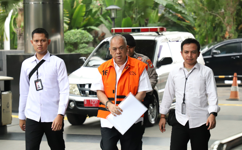 Tersangka kasus jual beli gas PT PGN dan PT IAE  Iswan Ibrahim menjalani pemeriksaan di gedung merah putih KPK (Ashar/SinPo.id)