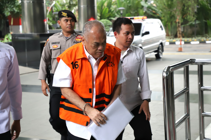 Tersangka kasus jual beli gas PT PGN dan PT IAE  Iswan Ibrahim menjalani pemeriksaan di gedung merah putih KPK (Ashar/SinPo.id)