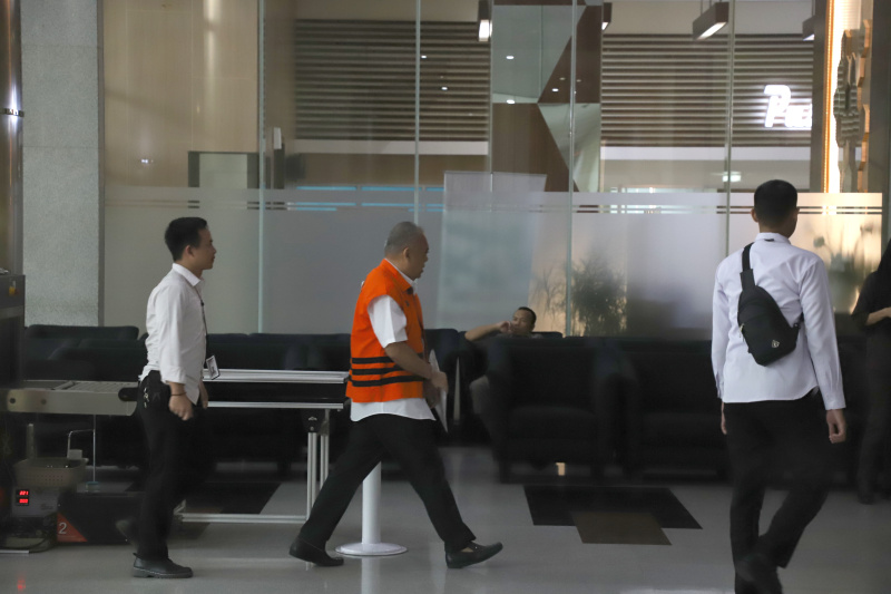 Tersangka kasus jual beli gas PT PGN dan PT IAE  Iswan Ibrahim menjalani pemeriksaan di gedung merah putih KPK (Ashar/SinPo.id)