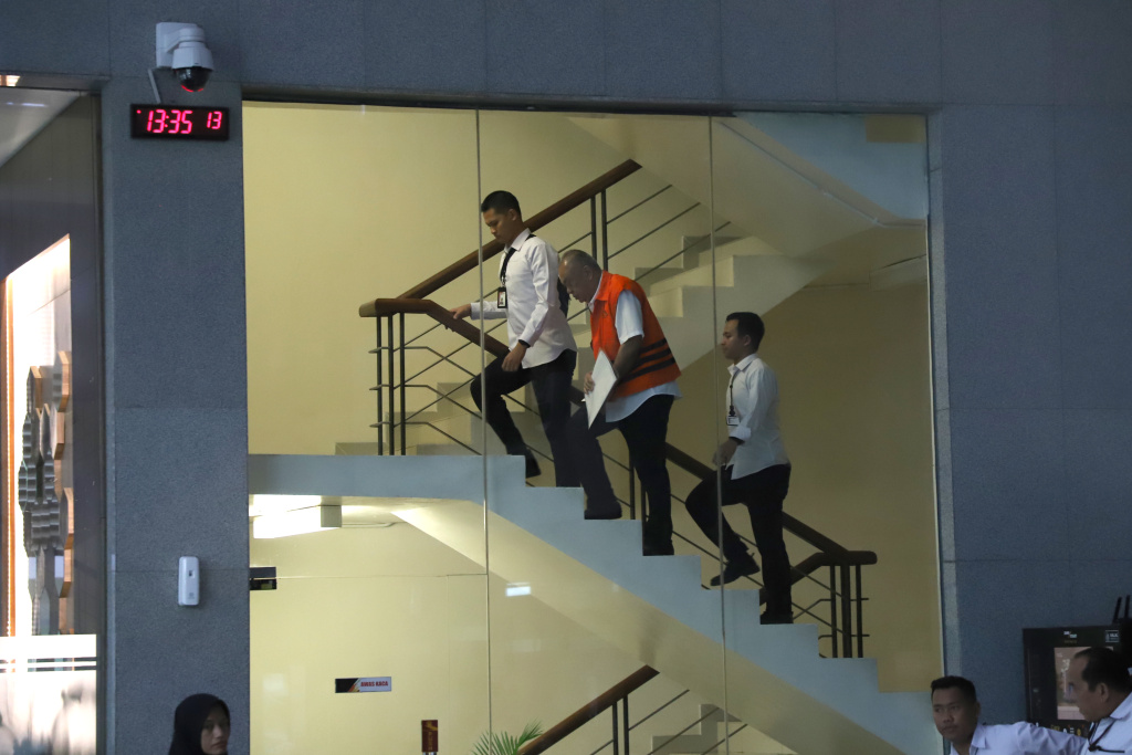 Tersangka kasus jual beli gas PT PGN dan PT IAE  Iswan Ibrahim menjalani pemeriksaan di gedung merah putih KPK (Ashar/SinPo.id)