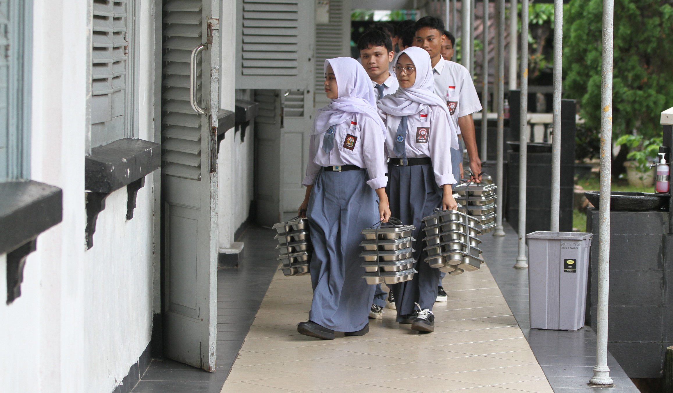 Penyaluran MBG di SMKN 1 Jakarta. (Agus Priatna/SinPo.id)