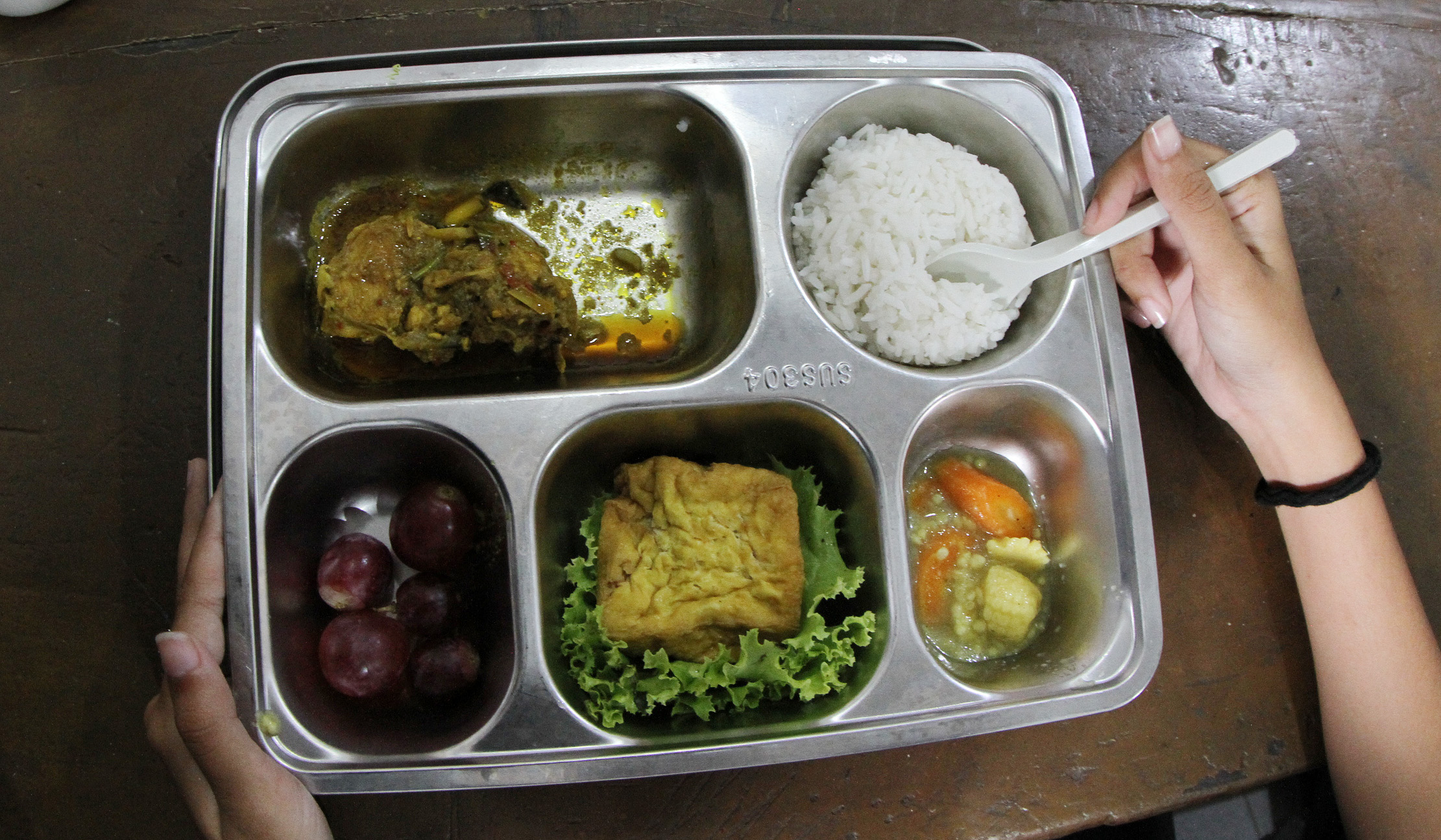 Penyaluran MBG di SMKN 1 Jakarta. (Agus Priatna/SinPo.id)