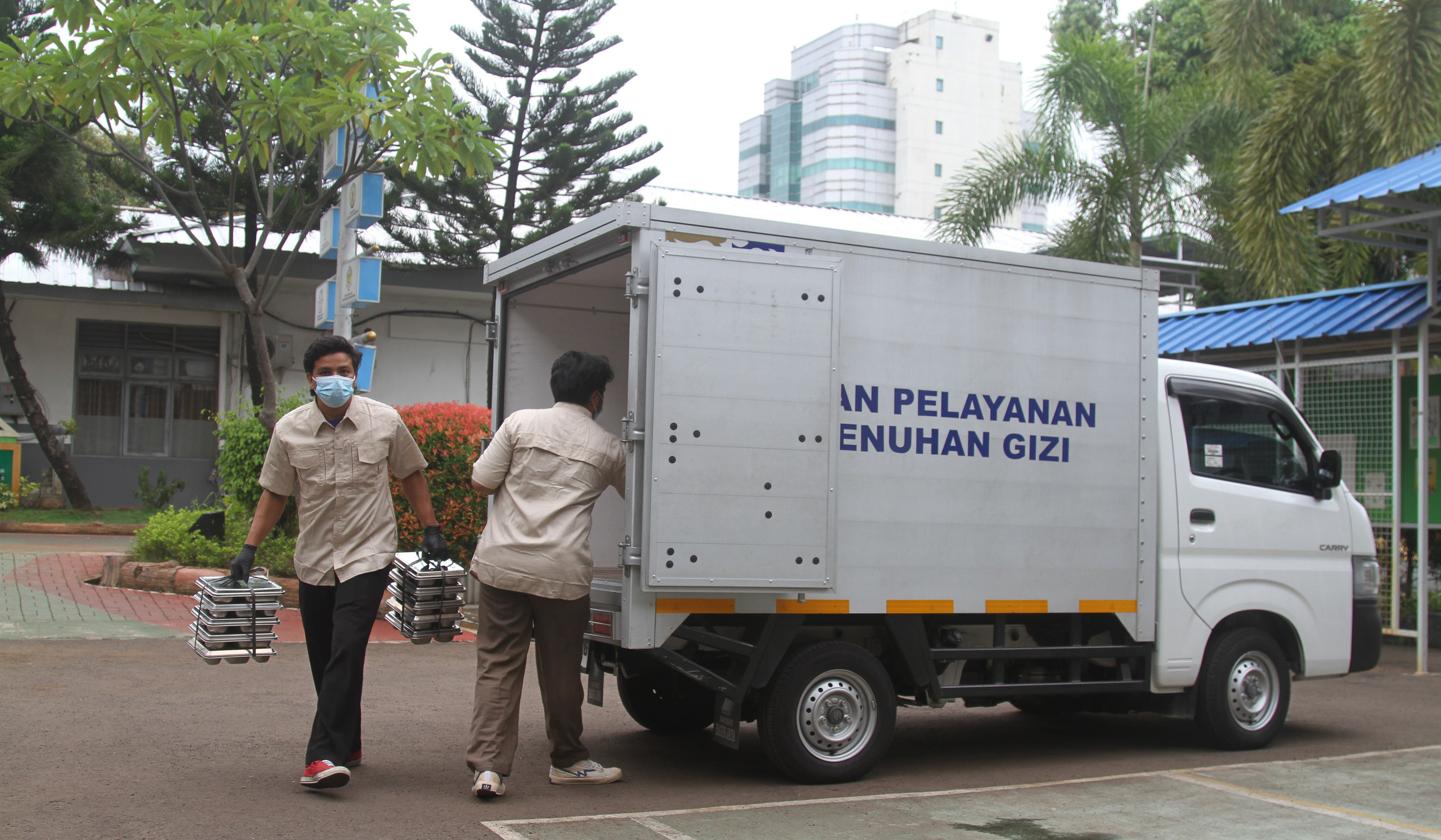 Penyaluran MBG di SMKN 1 Jakarta. (Agus Priatna/SinPo.id)