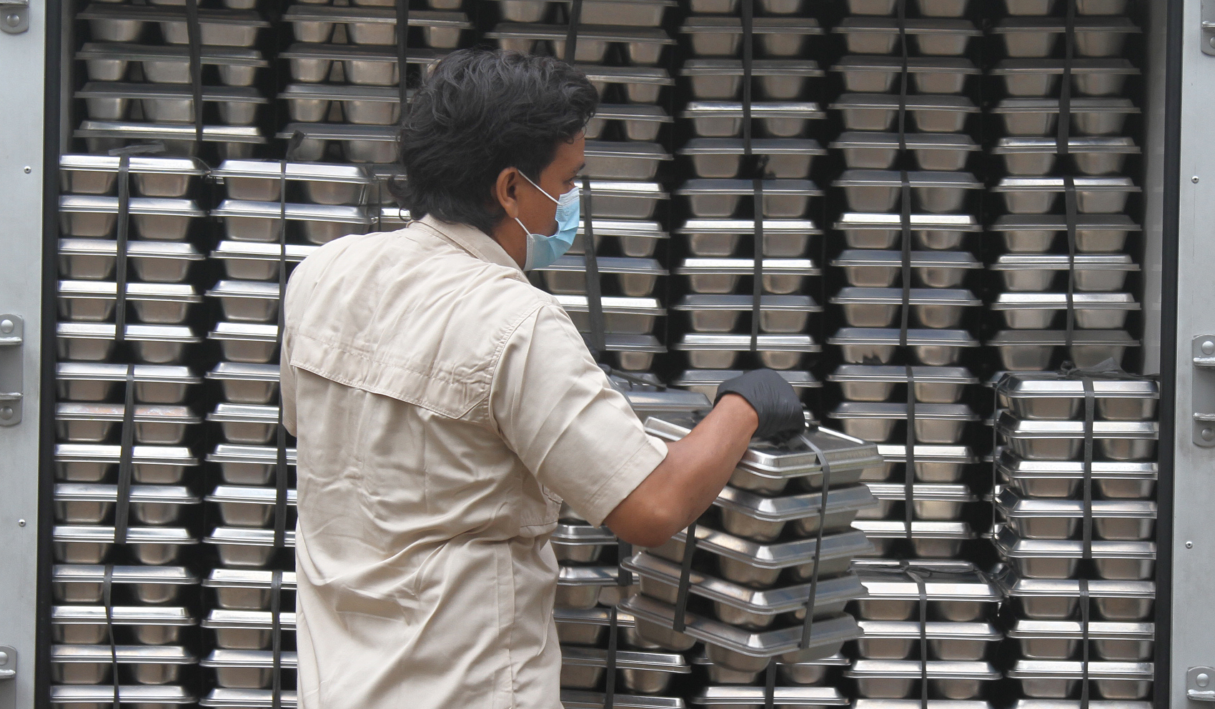 Penyaluran MBG di SMKN 1 Jakarta. (Agus Priatna/SinPo.id)