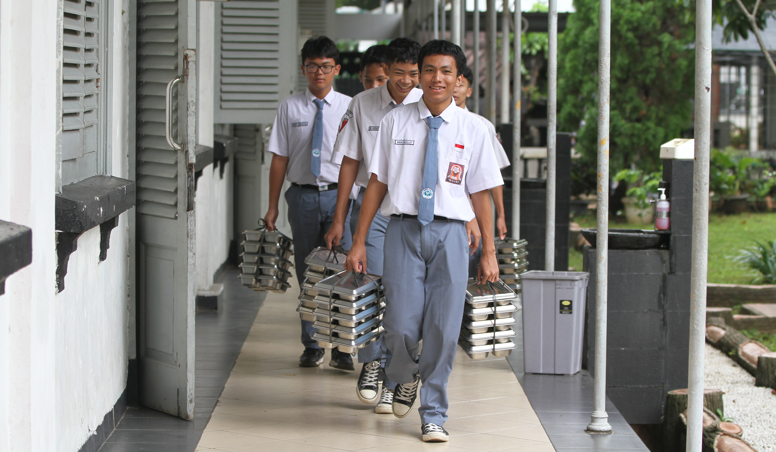 Penyaluran MBG di SMKN 1 Jakarta. (Agus Priatna/SinPo.id)