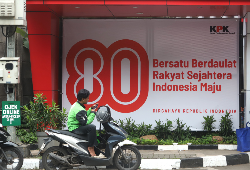 Pemerintah memberikan paket stimulus ekonomi 8+4+5 jaminan sosial untuk ojek online mendapatkan jaminan JKK,JKM dan JHT (Ashar/SinPo.id)