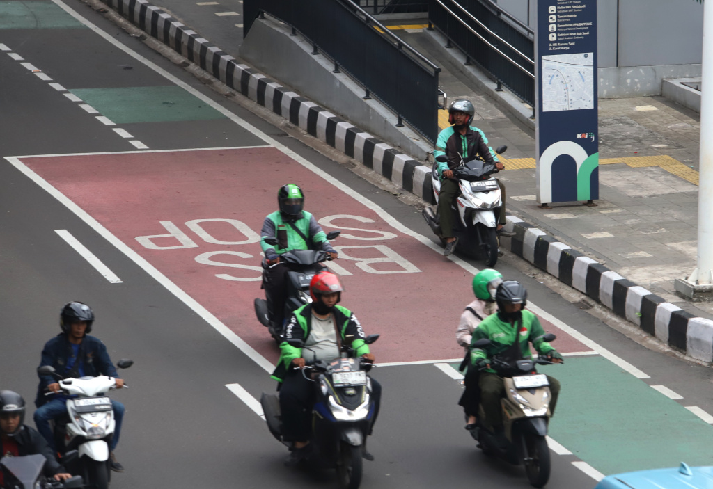 Pemerintah memberikan paket stimulus ekonomi 8+4+5 jaminan sosial untuk ojek online mendapatkan jaminan JKK,JKM dan JHT (Ashar/SinPo.id)