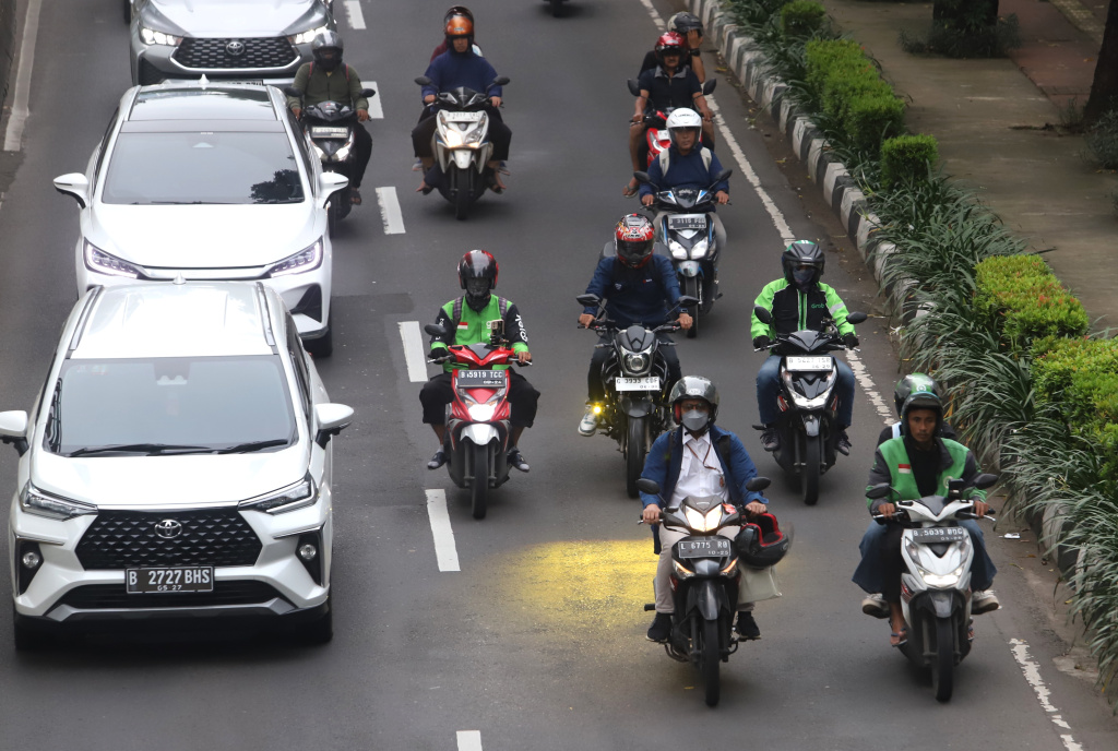 Pemerintah memberikan paket stimulus ekonomi 8+4+5 jaminan sosial untuk ojek online mendapatkan jaminan JKK,JKM dan JHT (Ashar/SinPo.id)