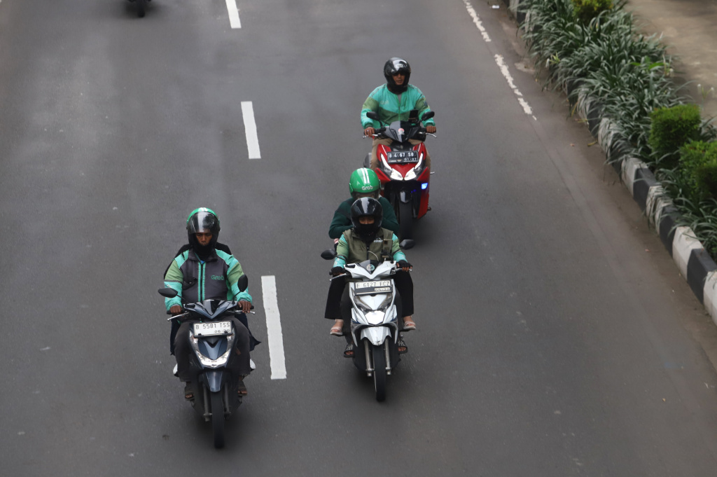 Pemerintah memberikan paket stimulus ekonomi 8+4+5 jaminan sosial untuk ojek online mendapatkan jaminan JKK,JKM dan JHT (Ashar/SinPo.id)