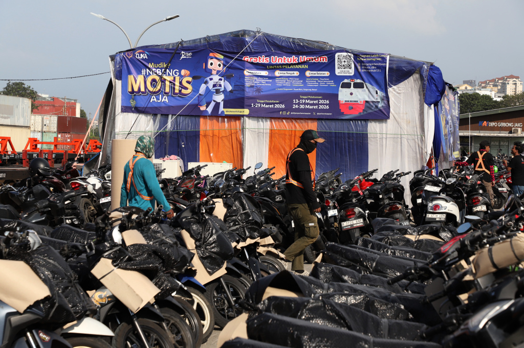 Direktorat Jenderal Perkeretaapian (DJKA) Kementrian Perhubungan menggelar program mudik motor gratis (Ashar/SinPo.id)