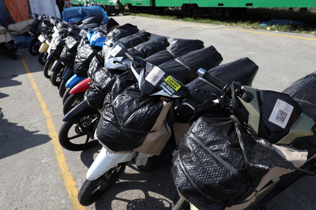 Direktorat Jenderal Perkeretaapian (DJKA) Kementrian Perhubungan menggelar program mudik motor gratis (Ashar/SinPo.id)