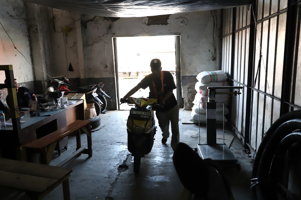 Direktorat Jenderal Perkeretaapian (DJKA) Kementrian Perhubungan menggelar program mudik motor gratis (Ashar/SinPo.id)