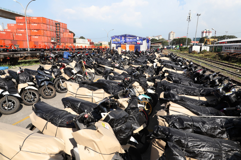 Direktorat Jenderal Perkeretaapian (DJKA) Kementrian Perhubungan menggelar program mudik motor gratis (Ashar/SinPo.id)