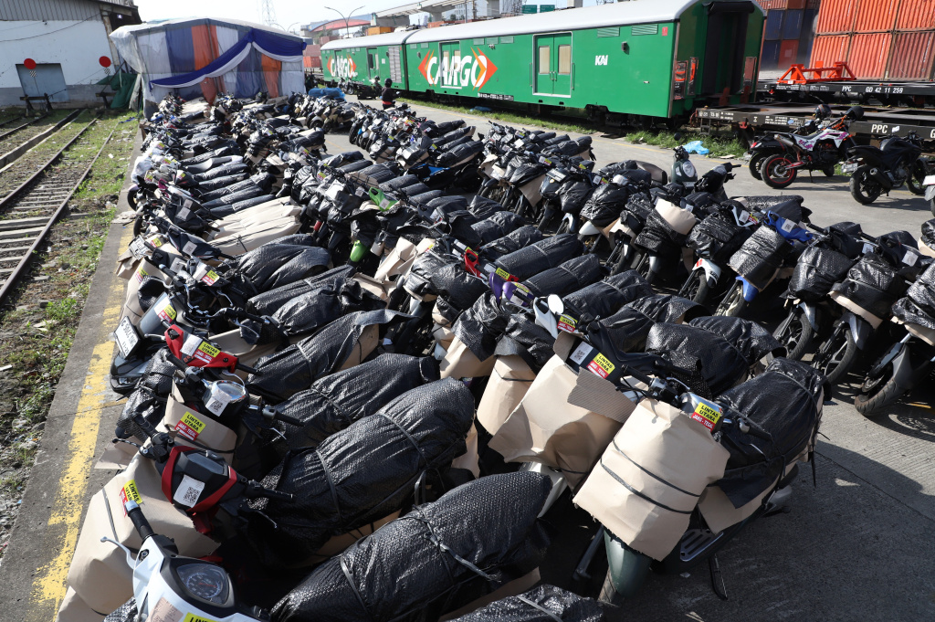 Direktorat Jenderal Perkeretaapian (DJKA) Kementrian Perhubungan menggelar program mudik motor gratis (Ashar/SinPo.id)